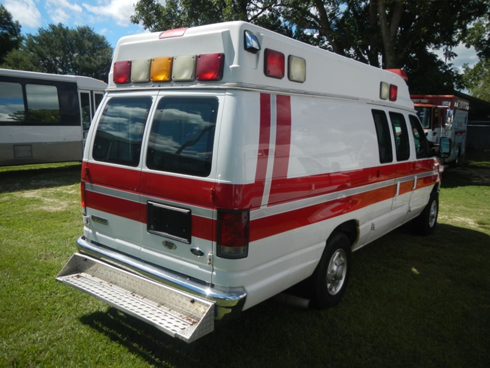 2009 FORD E-350 Super Duty Type II Ambulance, diesel - 338,126 miles - VIN: 1FDSS34P29DA58785 - Image 3 of 6