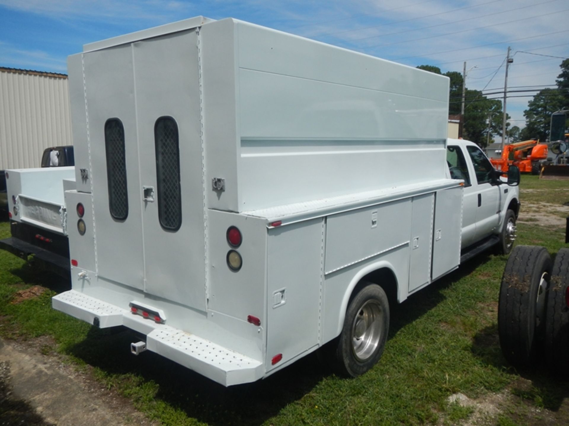 2003 FORD F550 crew cab, covered utility body, diesel (rebuilt 25K ago) - 266,663 miles - 1FDAW56P33 - Image 3 of 7