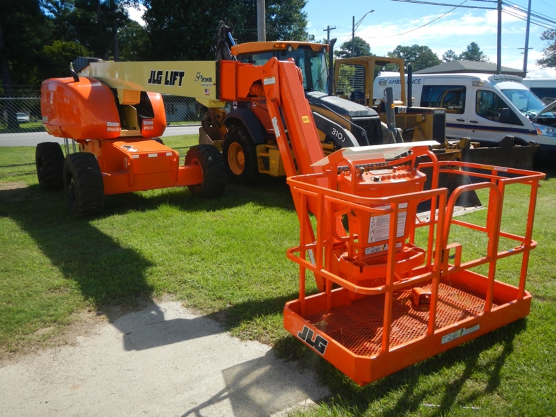 JLG 600SJ rough terrain 65' telescopic aerial lift new paint and new tires vin# 0300027119 - Image 2 of 6