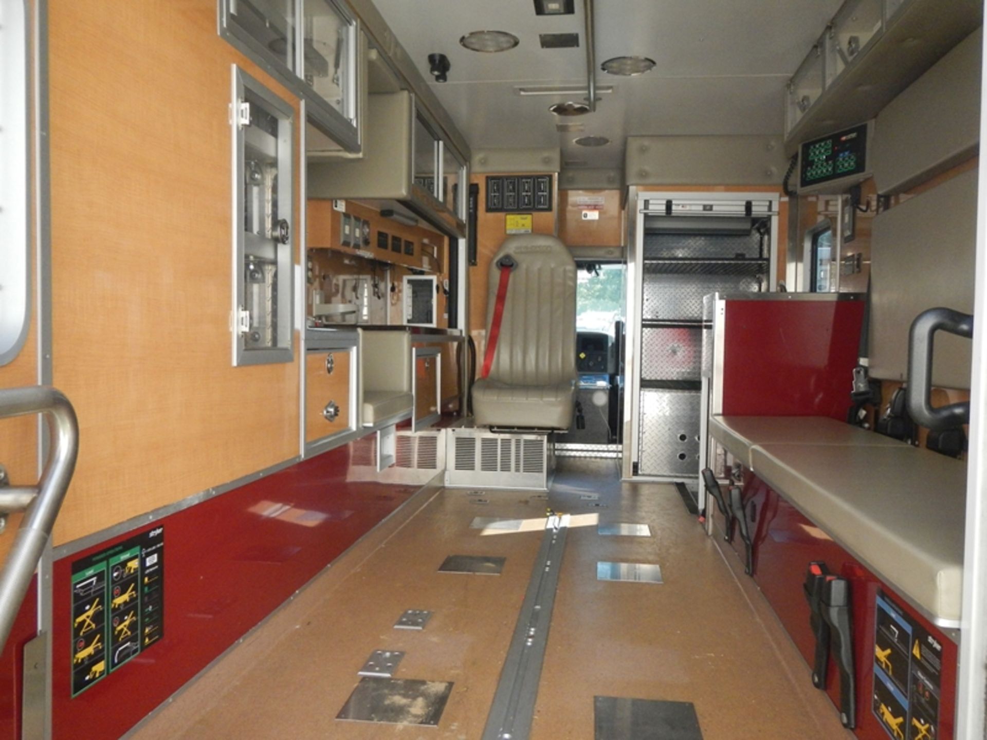 2015 INTERNATIONAL 4000 Medium Duty ambulance 75,000 miles - 1HTMYSKM9FH525657 - Image 6 of 6