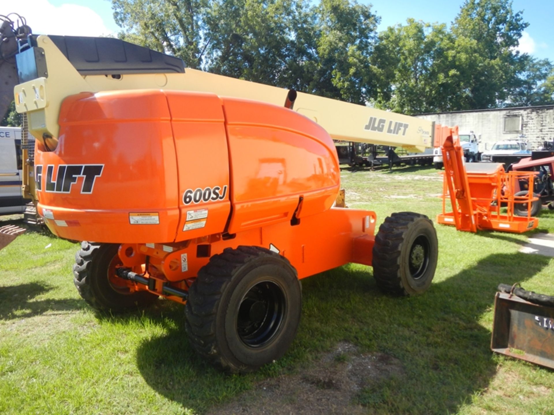 JLG 600SJ rough terrain 65' telescopic aerial lift new paint and new tires vin# 0300027119 - Image 3 of 6