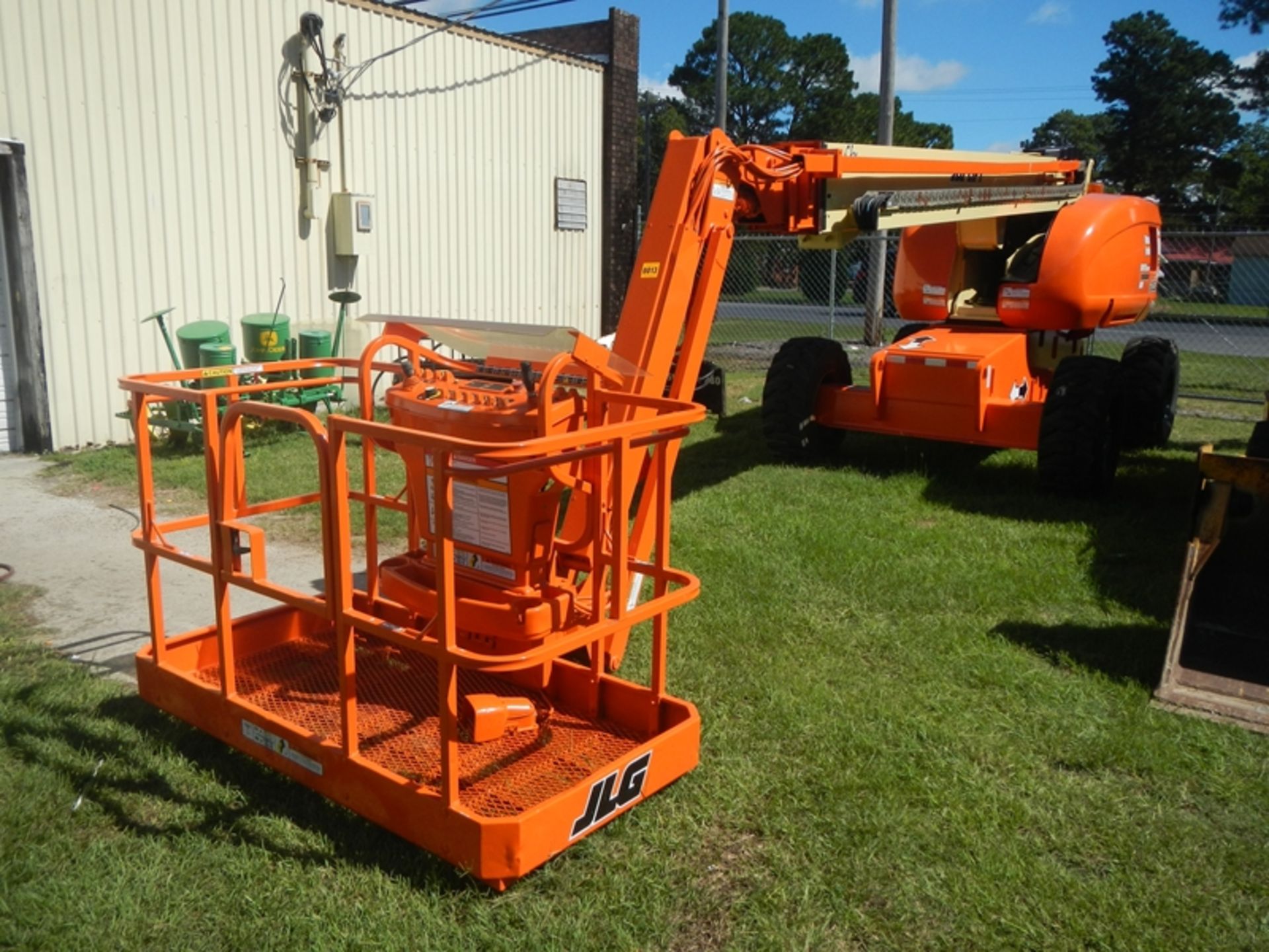 JLG 600SJ rough terrain 65' telescopic aerial lift new paint and new tires vin# 0300027119