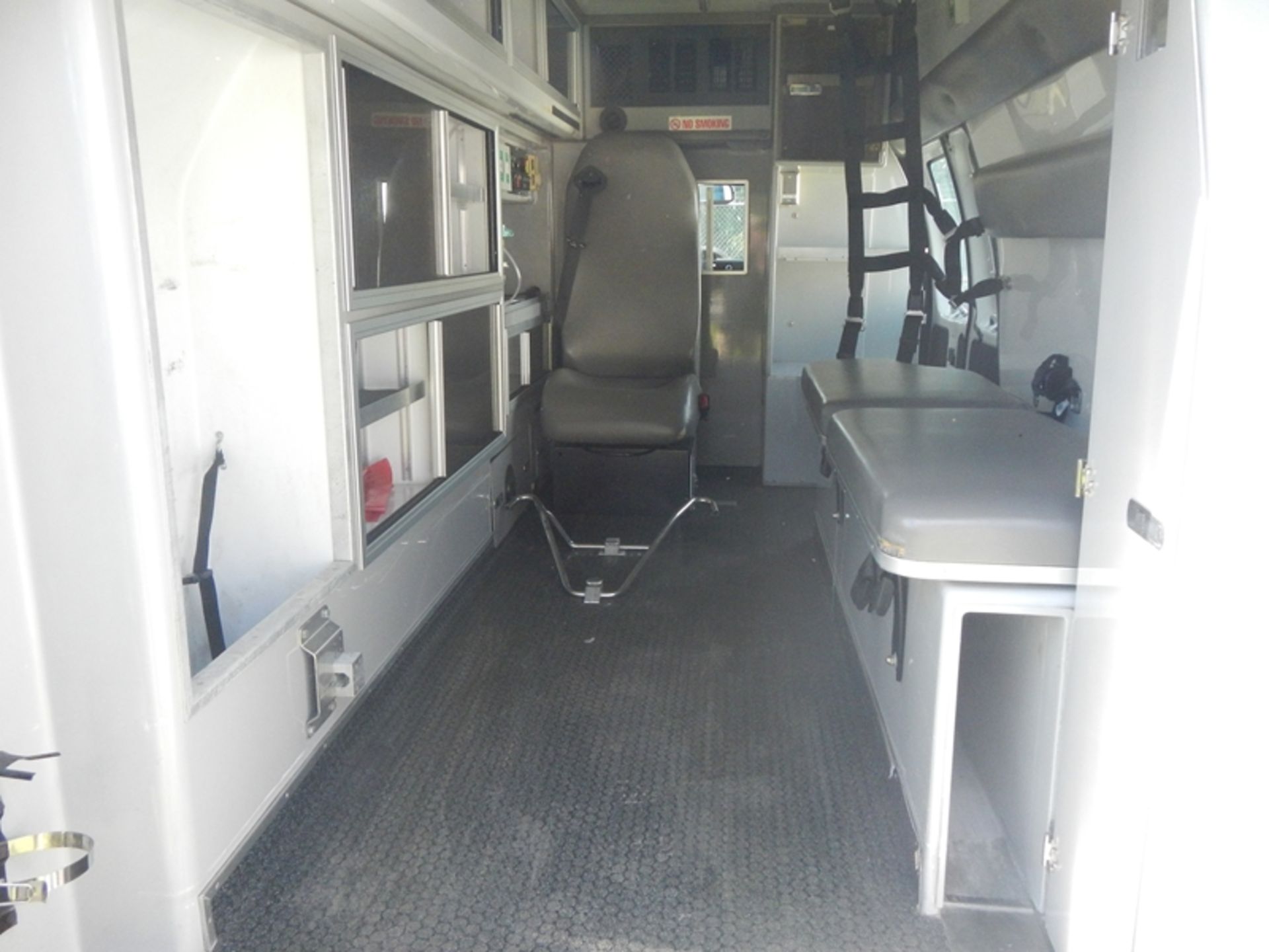 2010 FORD E-350 Super Duty Type II Ambulance, dsl 248,059 miles - VIN: 1FDSS3EP8ADA23977 - Image 6 of 6