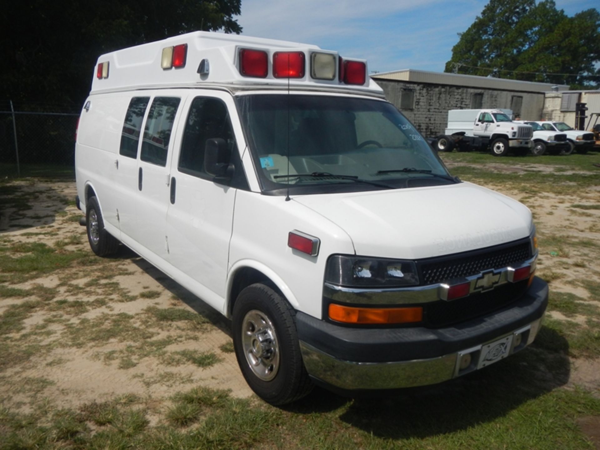 2009 CHEVROLET G-3500 Type II Ambulance dsl 228,280 miles - 1GBHG396291168385 - Image 2 of 6