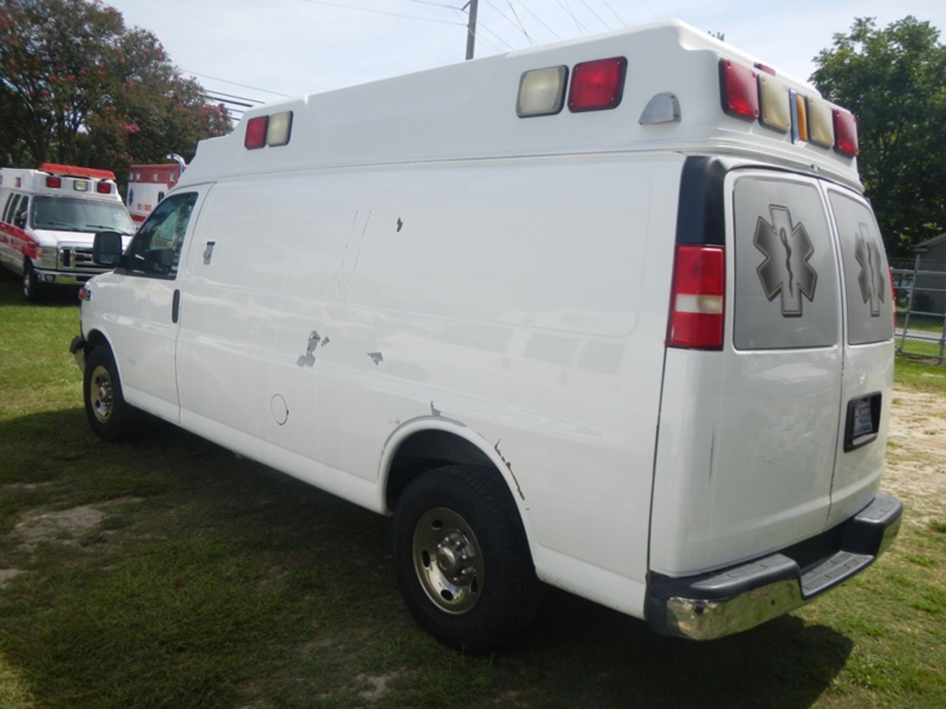 2009 CHEVROLET G-3500 Type II Ambulance dsl 199,883 miles - 1GBHG396391152924 - Image 4 of 6