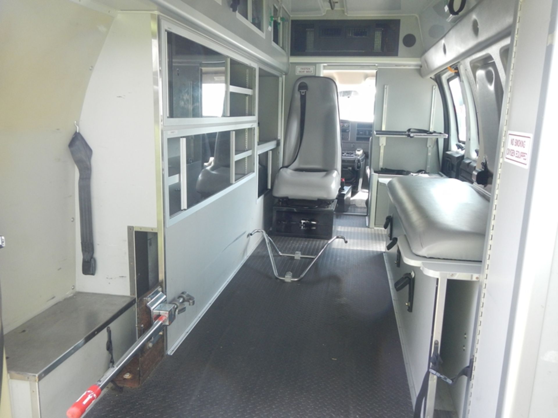 2009 CHEVROLET G-3500 Type II Ambulance 206,920 miles - 1GBHG396491168372 - Image 6 of 6