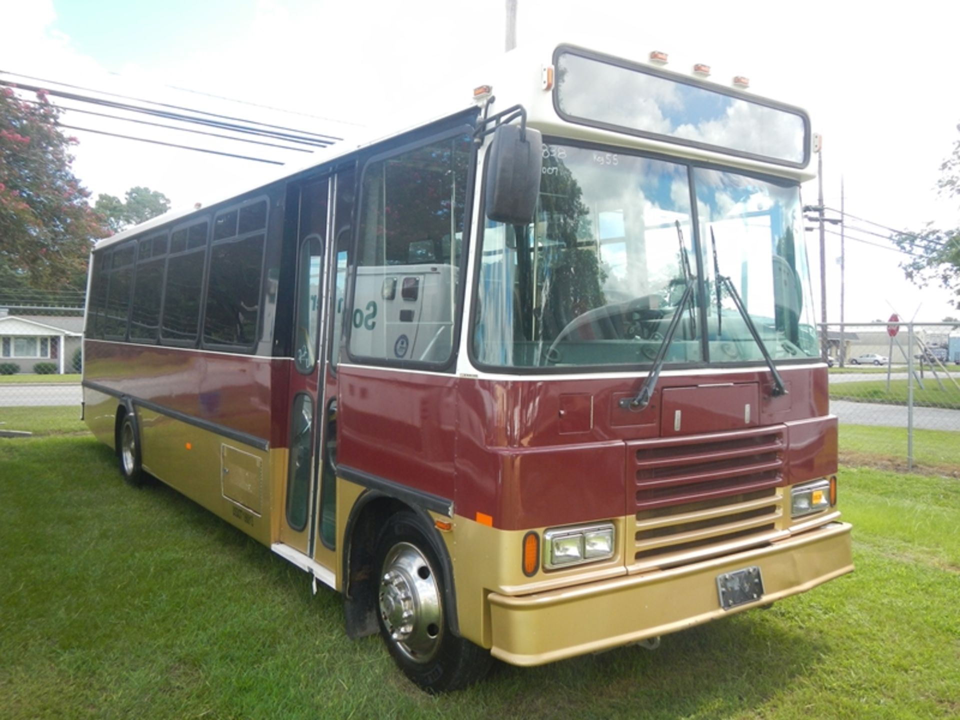 2007 FREIGHTLINER 30 passenger bus, Cummins dsl auto trans - 36,616 miles - VIN: - Image 2 of 7