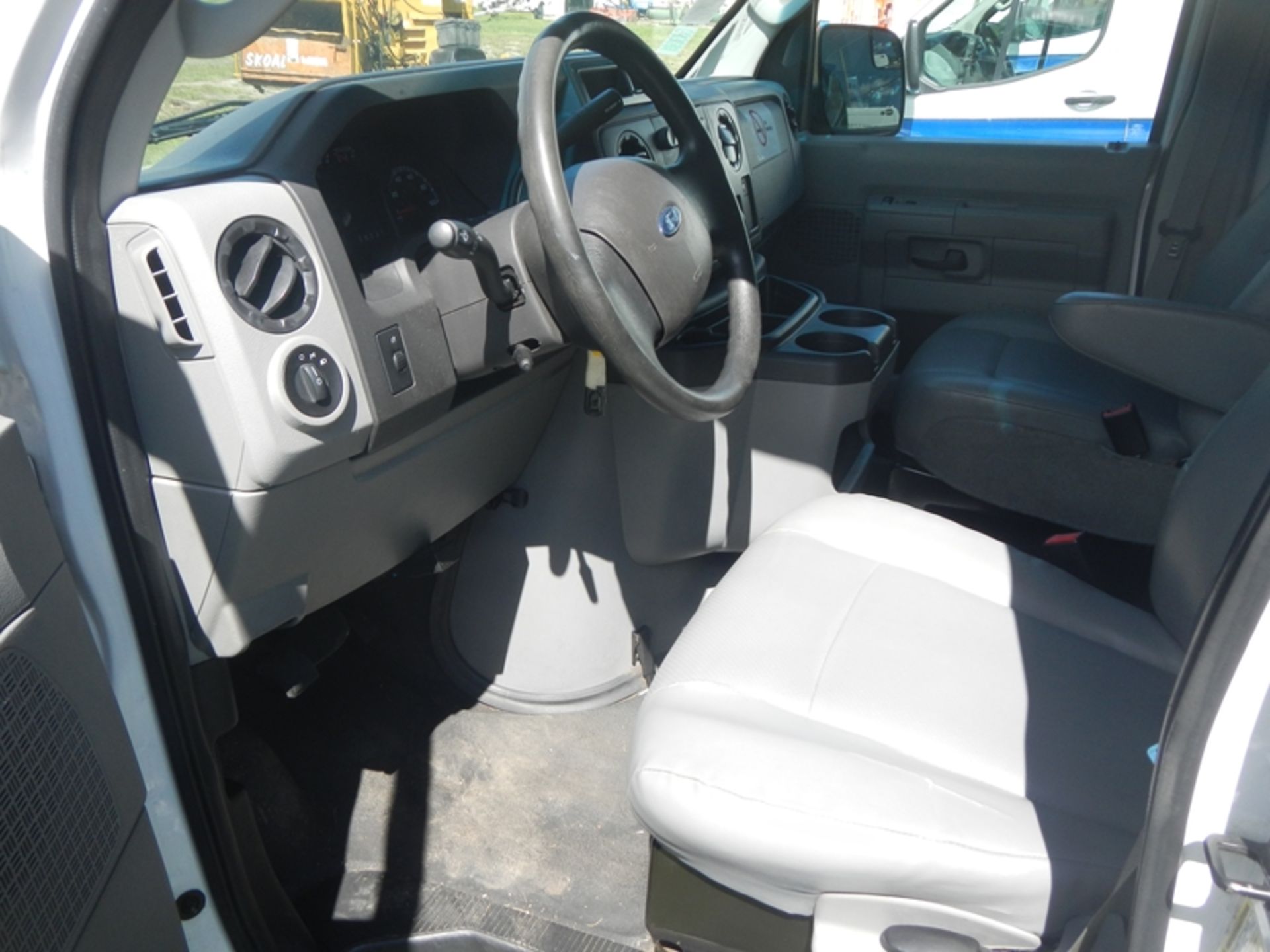 2014 FORD E-150 wheelchair van, gas 190,838 miles - VIN: 1FTNE1EW7EDA97515 - Image 5 of 7