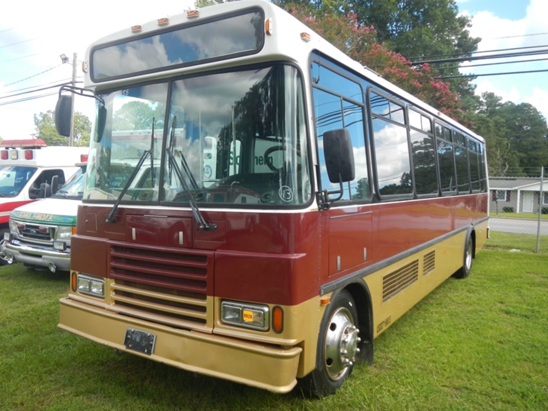 2007 FREIGHTLINER 30 passenger bus, Cummins dsl auto trans - 36,616 miles - VIN: