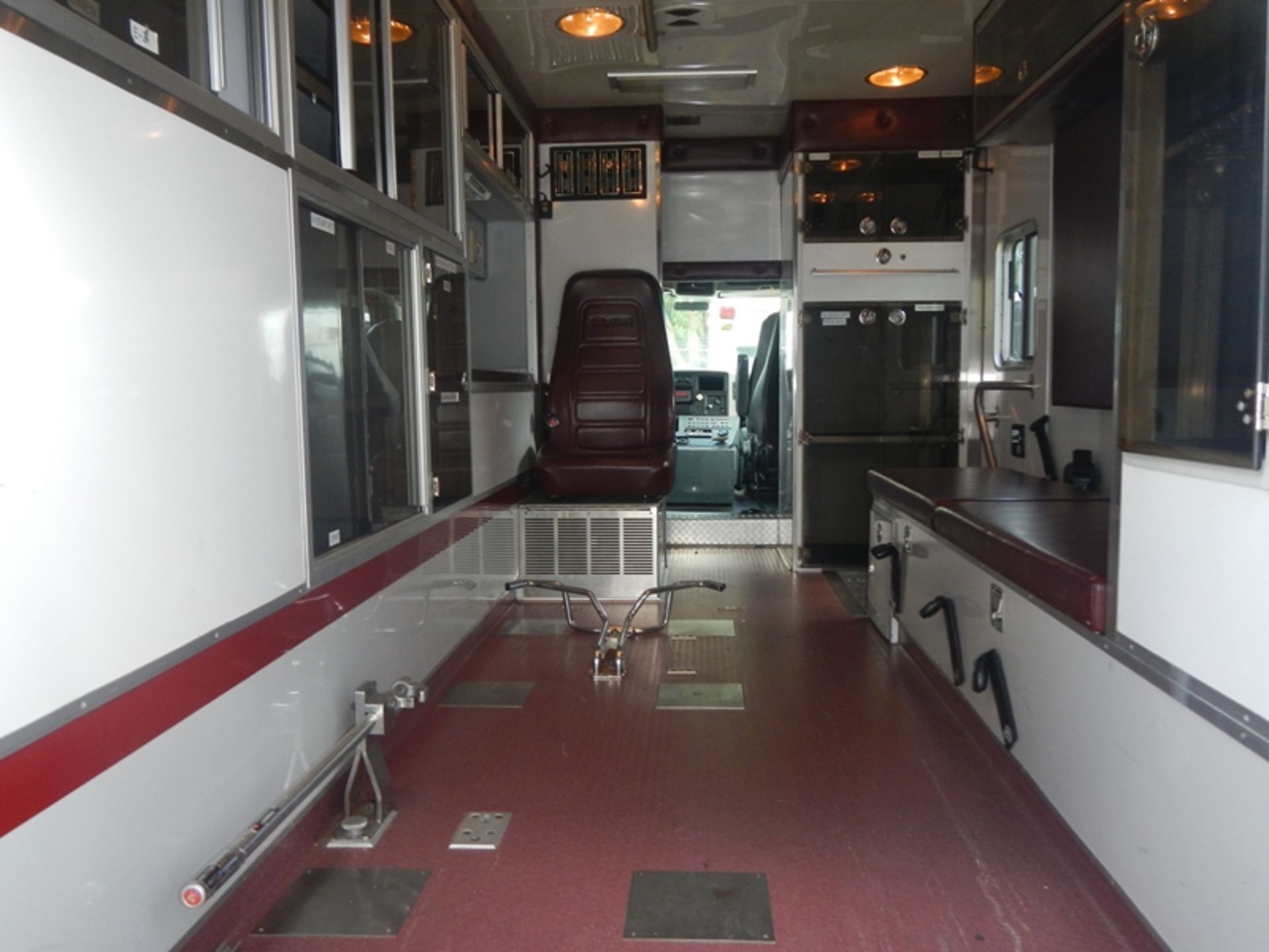 2008 INTERNATIONAL 4300 crew cab Medium Duty Amb Horton body, Maxxforce diesel - 151,292 miles - - Image 7 of 7