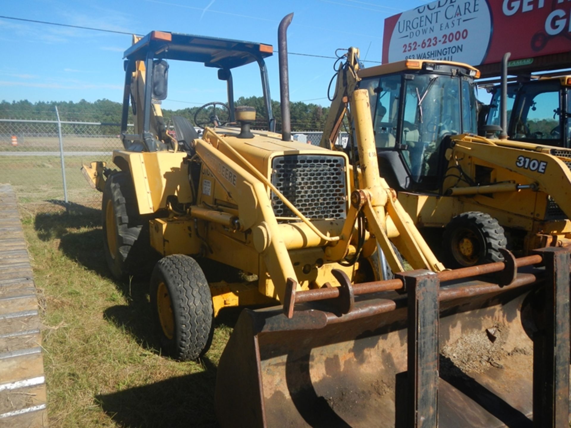 JD 310C backhoe with bucket and forks and 3 rear buckets - 5371 hrs showing - SERIAL: TO310CA743982 - Image 6 of 7