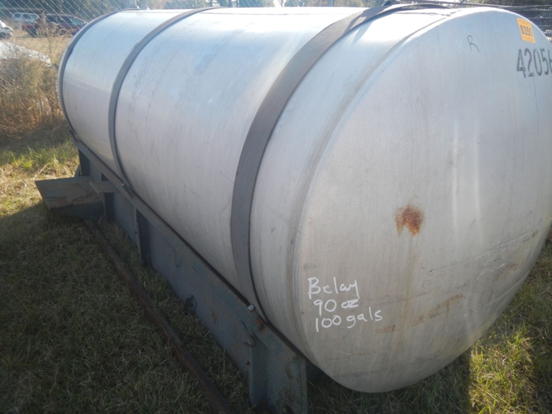 1000 gallon aluminum tank on skids - skid is weak - Image 2 of 2