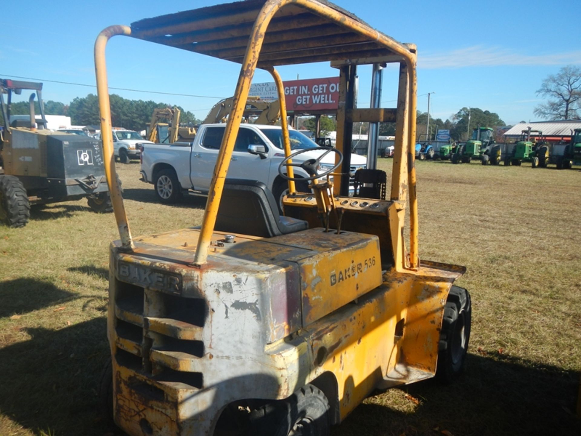 BAKER 4000 lb dual pneumatic tire forklift - Image 3 of 4