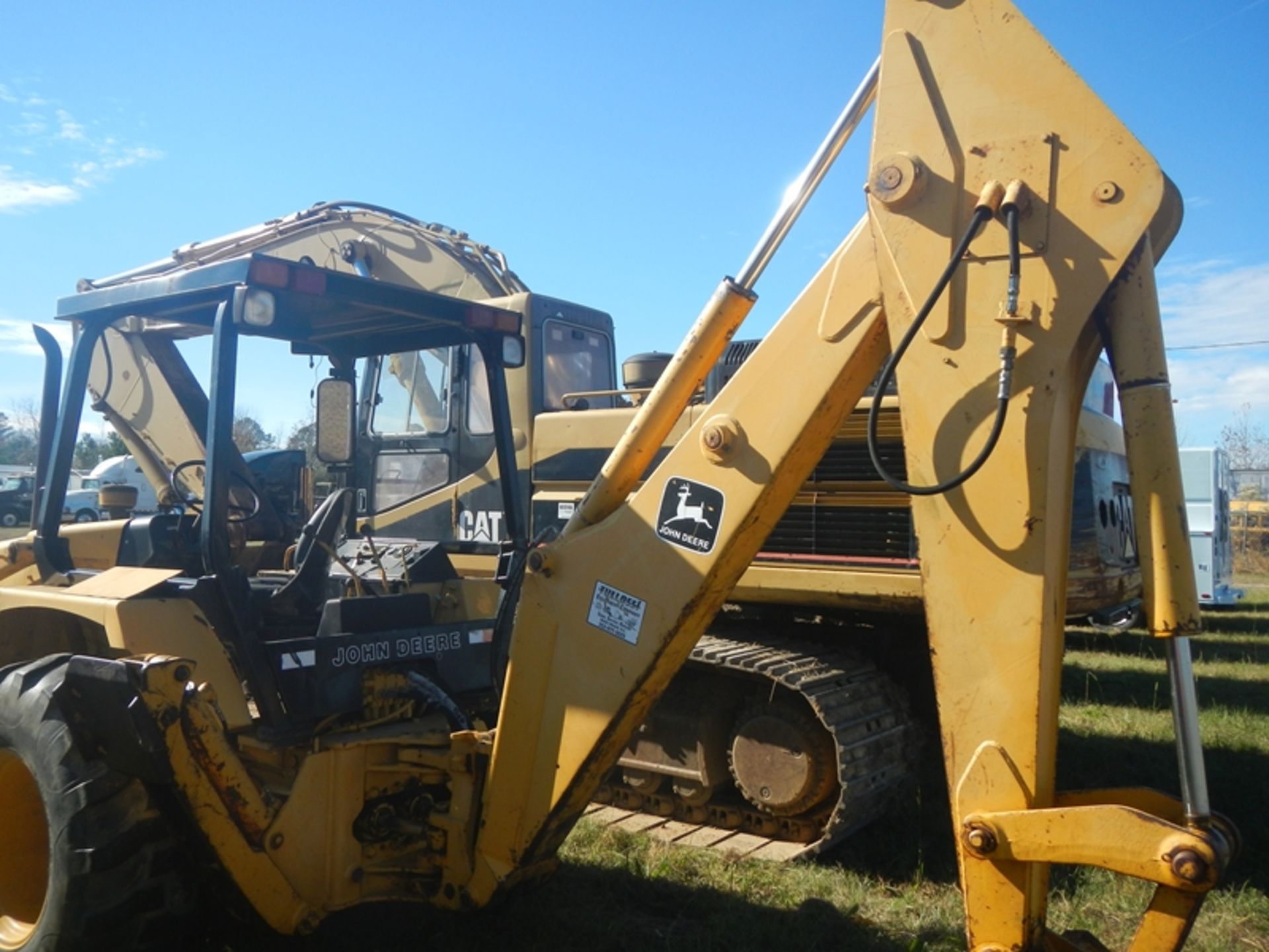 JD 310C backhoe with bucket and forks and 3 rear buckets - 5371 hrs showing - SERIAL: TO310CA743982 - Image 3 of 7