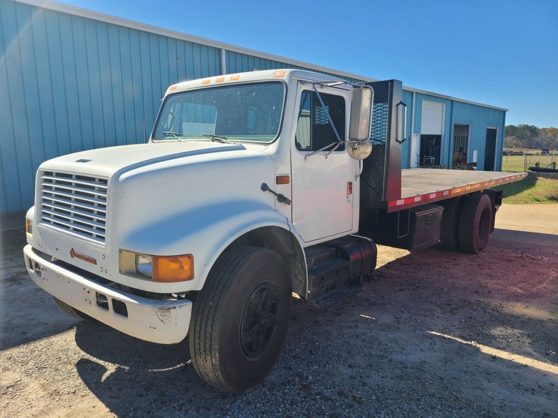 INTERNATIONAL 4900 rollback truck - DT466 engine, air brakes, 22' PTO body with winch - 245,250