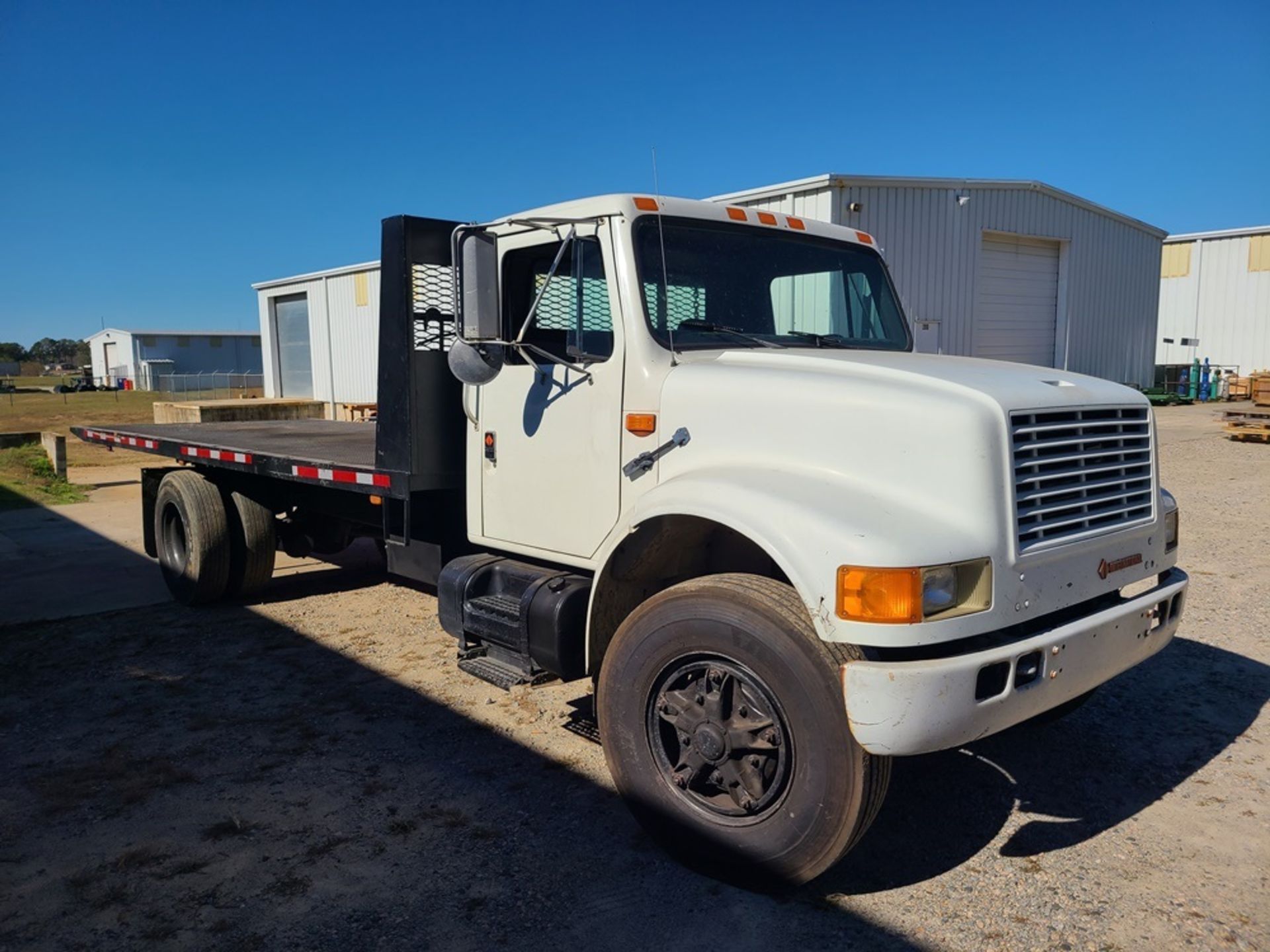 INTERNATIONAL 4900 rollback truck - DT466 engine, air brakes, 22' PTO body with winch - 245,250 - Image 4 of 5