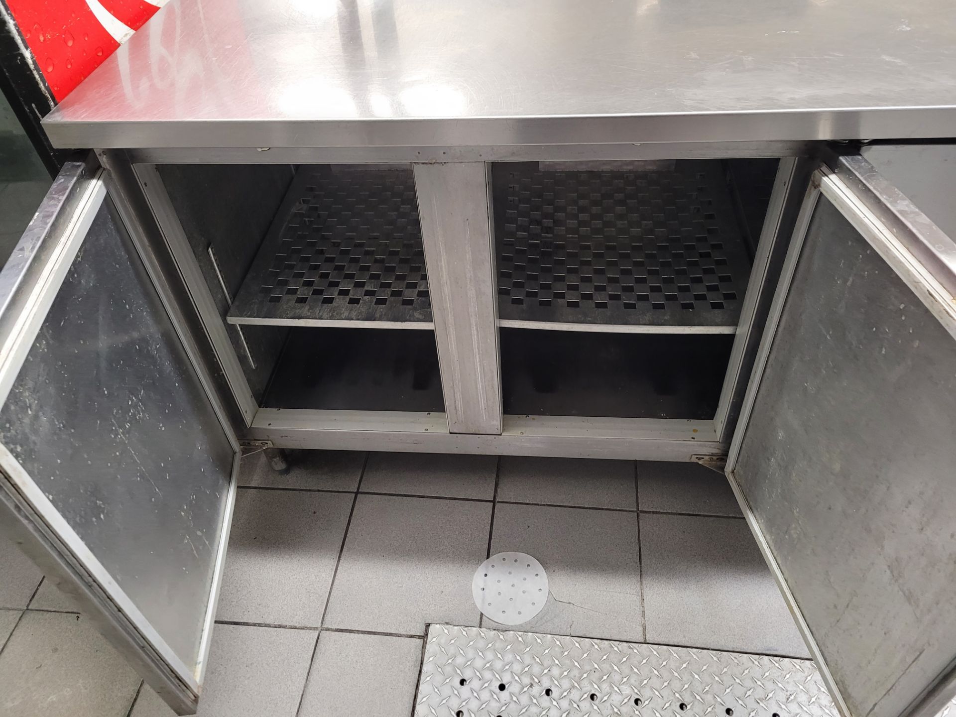 Table de préparation réfrigérée à 3 portes avec compresseur intégré et étagères en acier inoxydable - Image 3 of 9