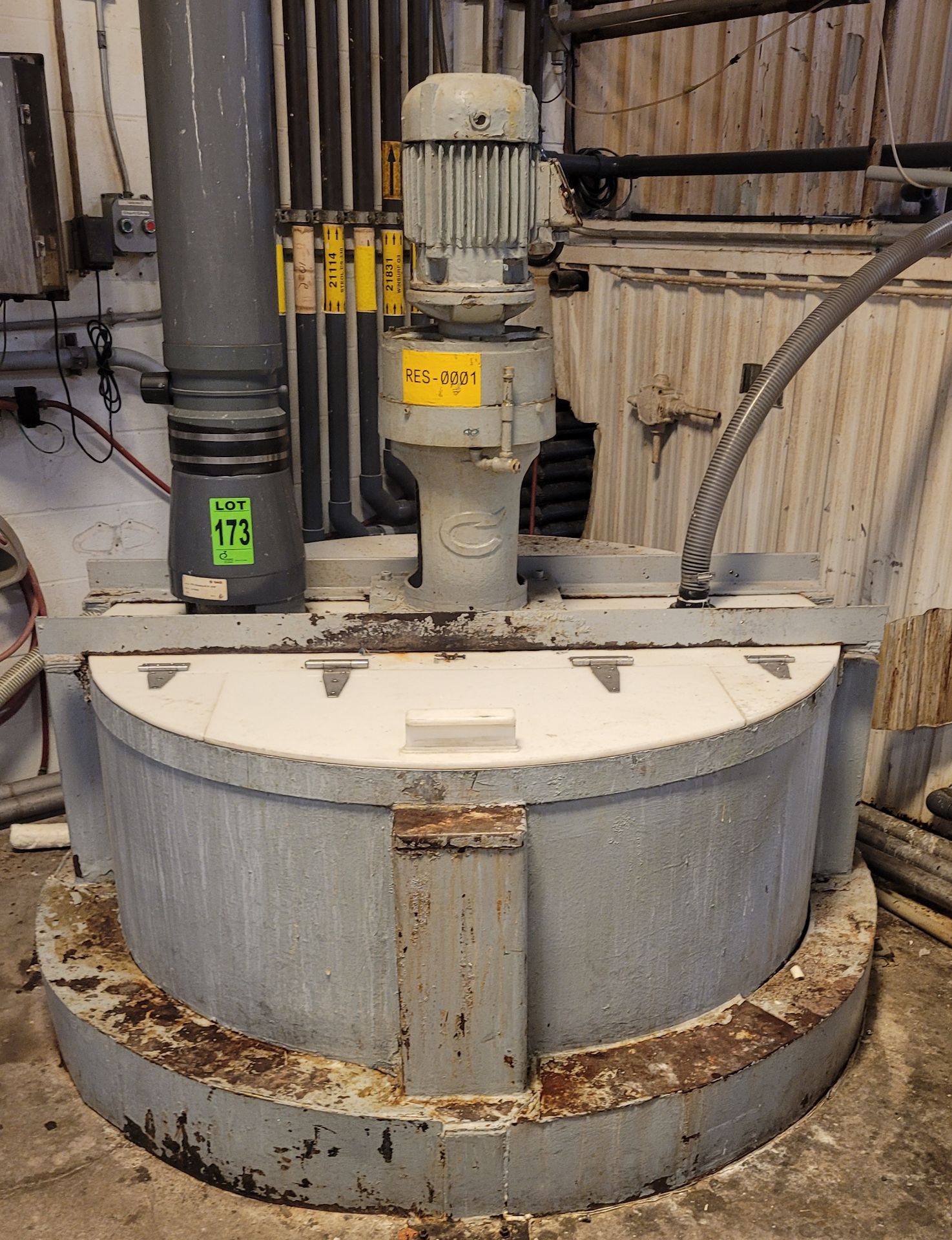 2200 L / 580 Gal Stainless Steel Tank with 1-impeller agitator/mixer and Rice Lake mod. 480+2A