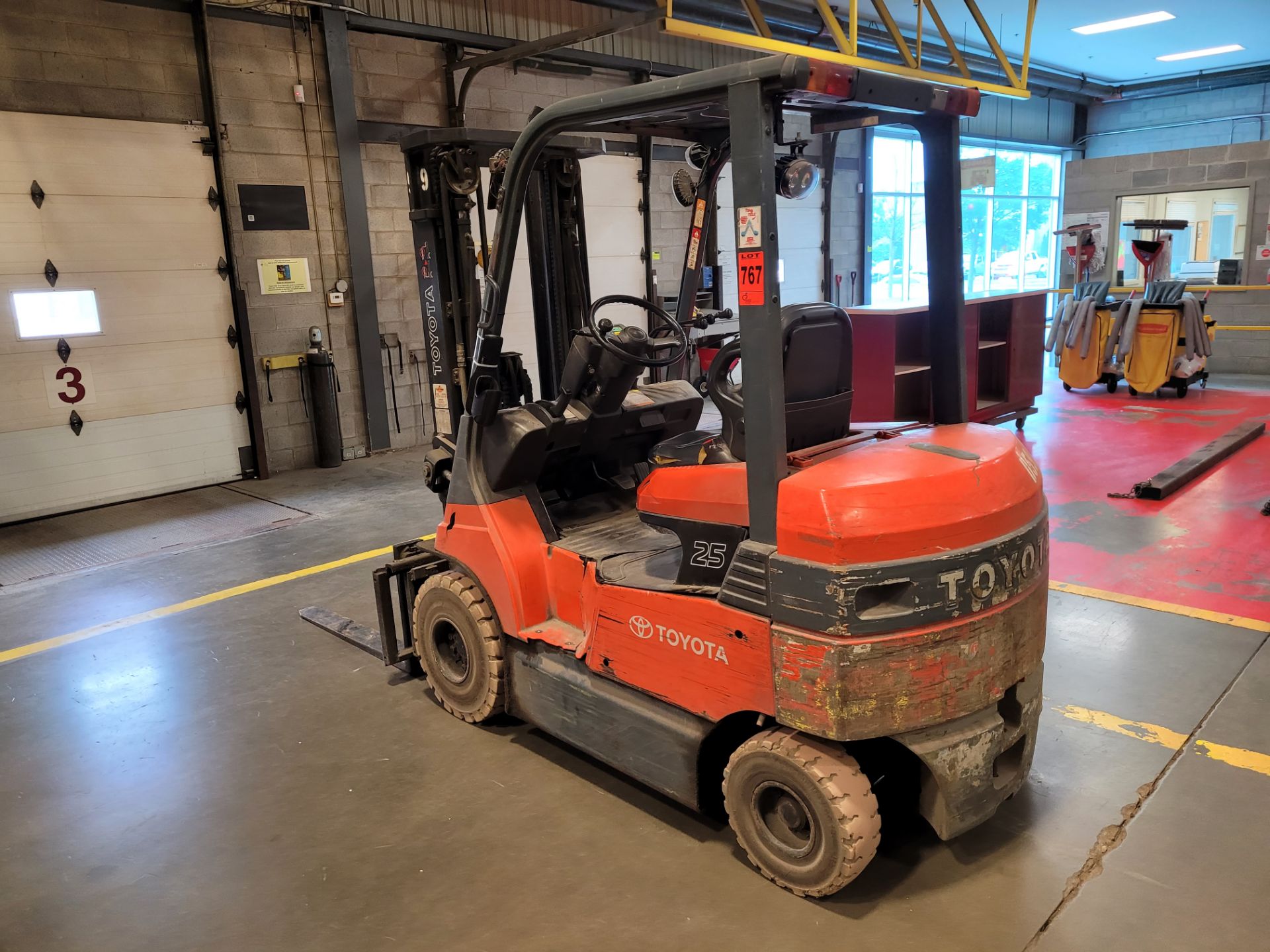 TOYOTA mod. 7FBH25 electric forklift, 3-stage mast, 3800lb cap, 15' lift height, 4000hrs - Image 9 of 22