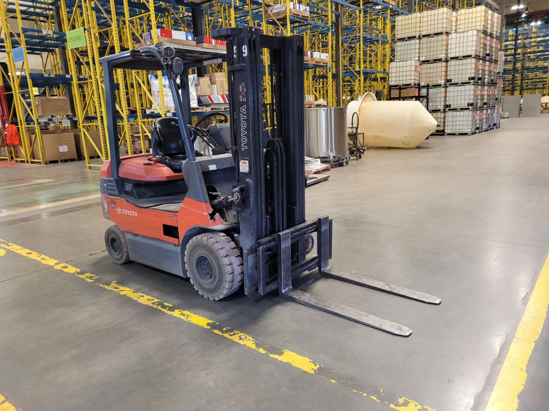 TOYOTA mod. 7FBH25 electric forklift, 3-stage mast, 3800lb cap, 15' lift height, 4000hrs - Image 4 of 22