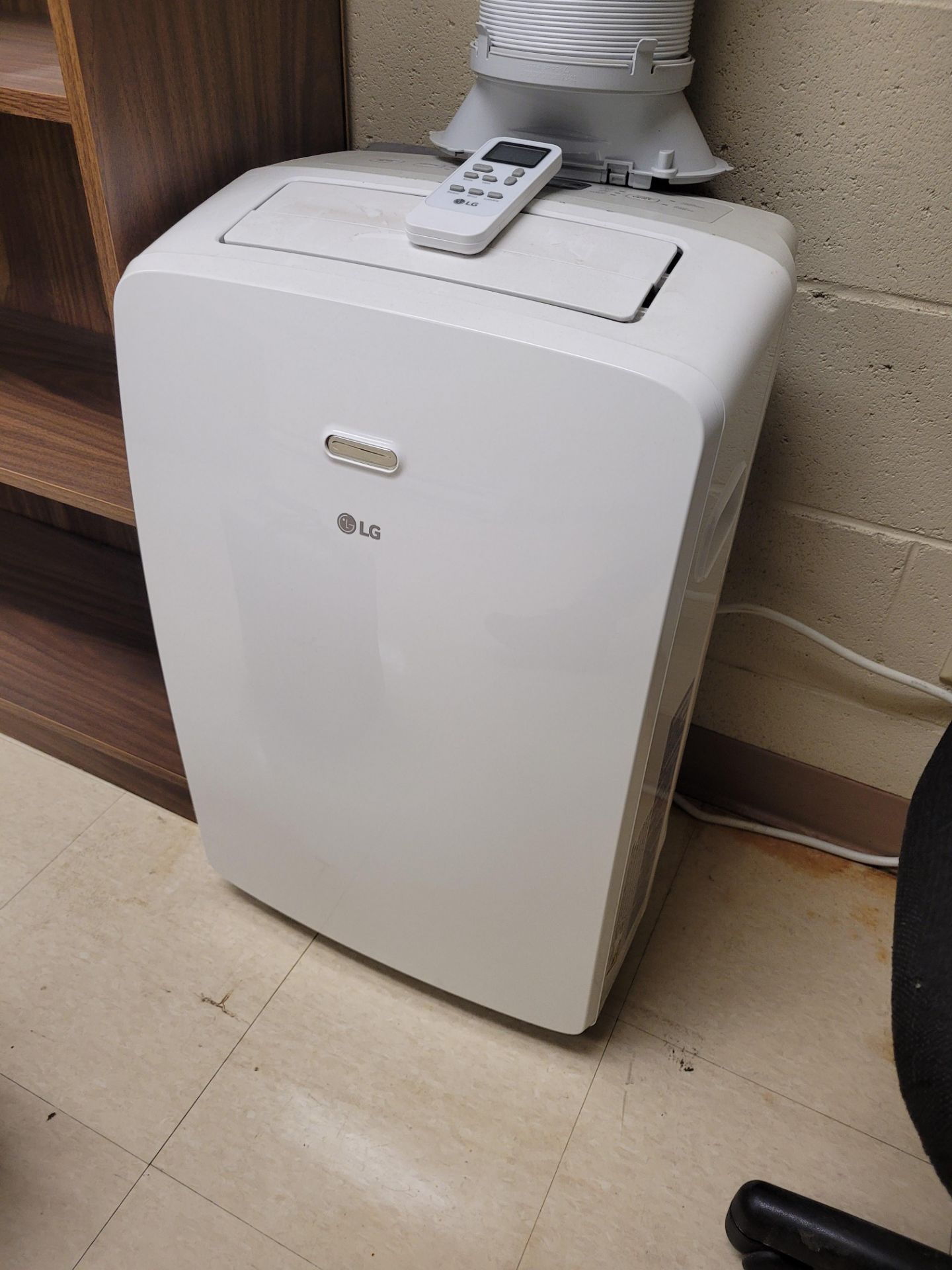 LG remote controlled air conditioning unit - shipping Office 2