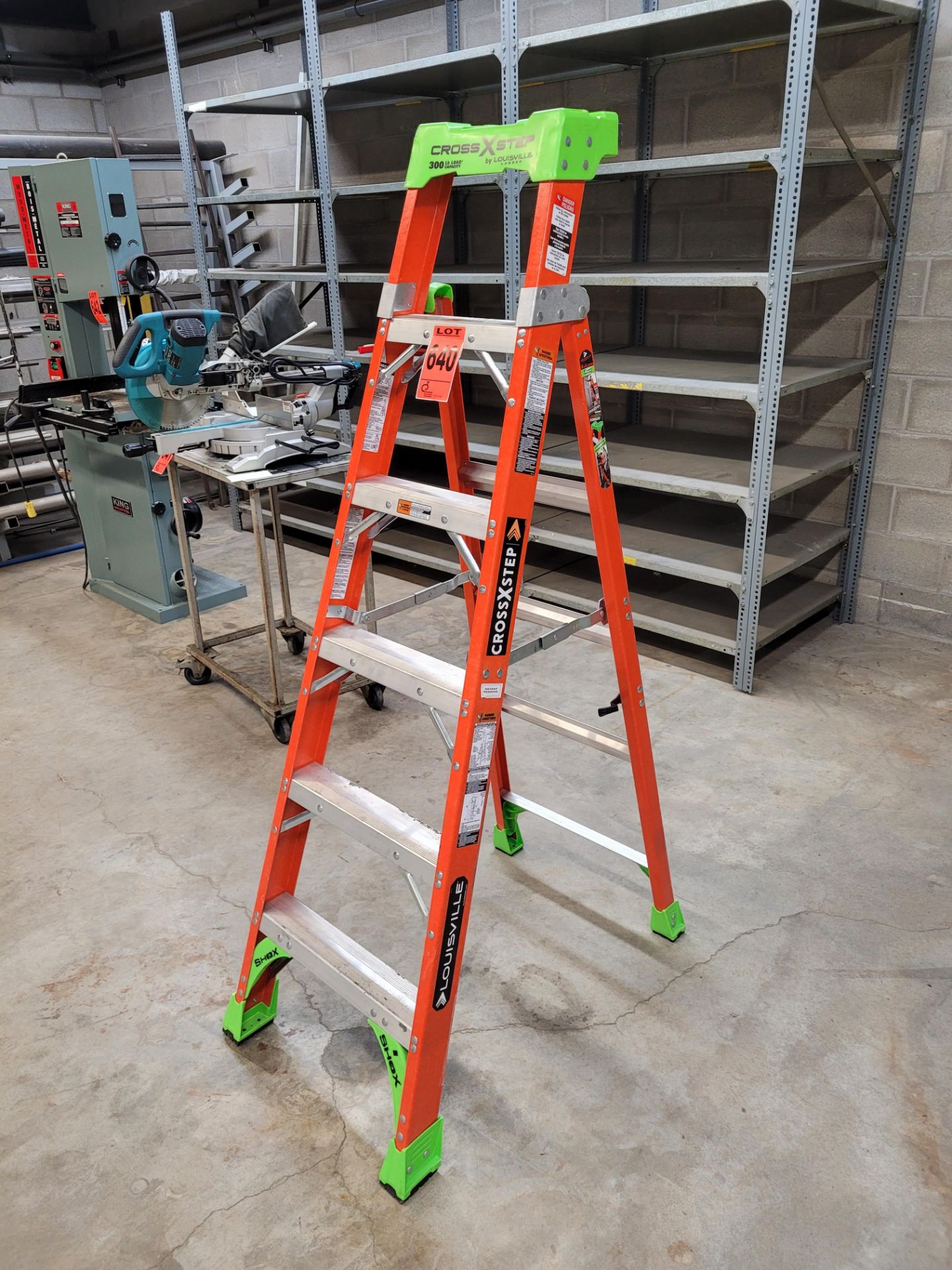 LOUSIVILLE Cross Step 6' fibreglass aluminum step ladder - Image 3 of 3