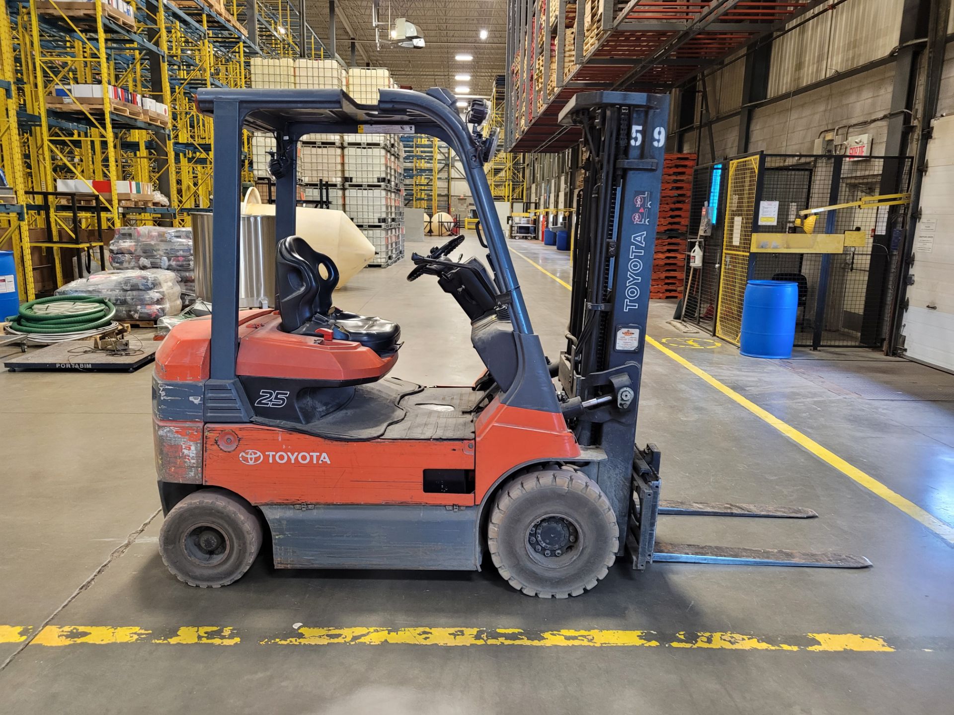 TOYOTA mod. 7FBH25 electric forklift, 3-stage mast, 3800lb cap, 15' lift height, 4000hrs - Image 5 of 22