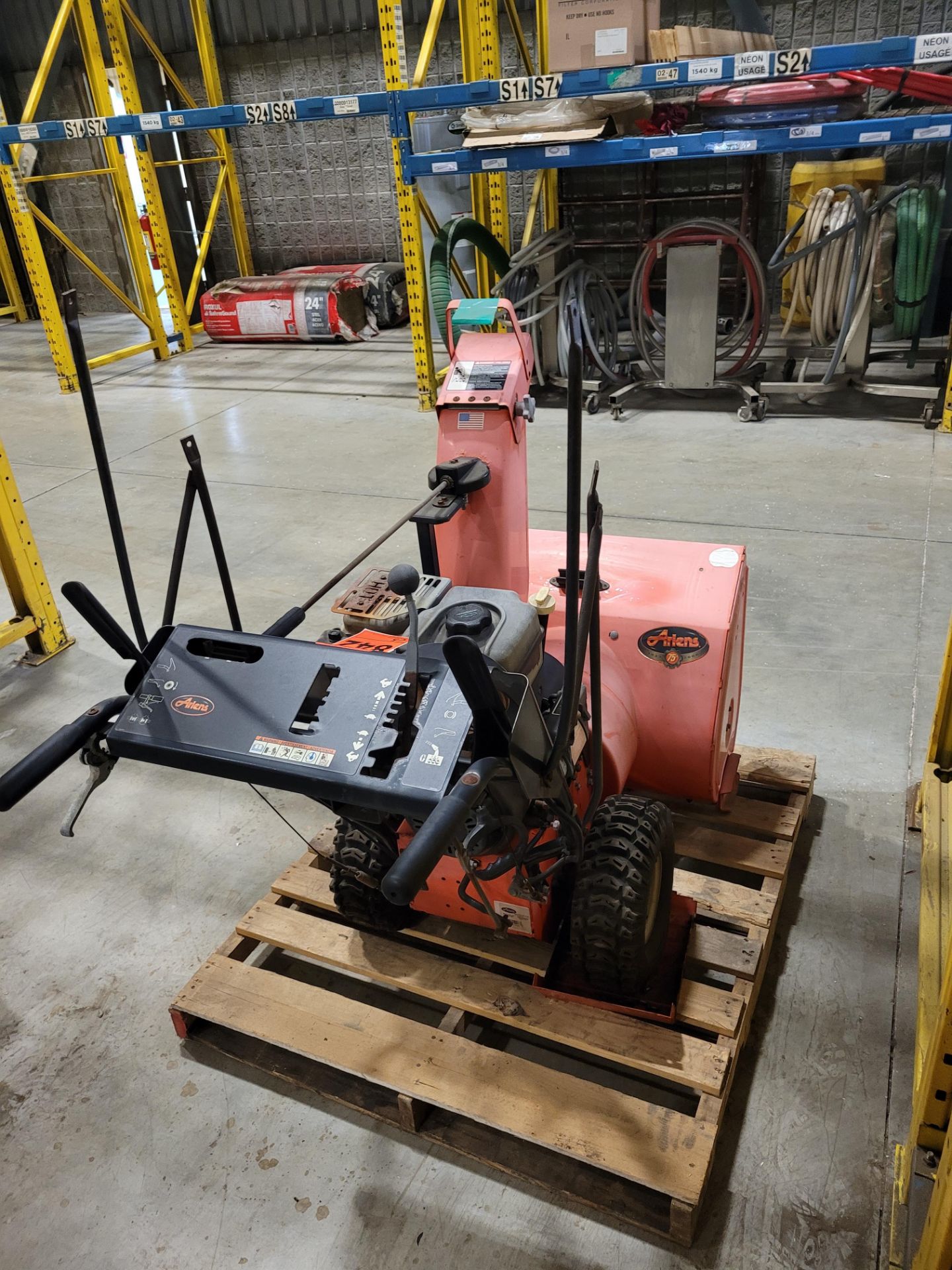 ARIENS snowblower mod. 27LE, ser. 3820 w/ BRIGGS & STRATTON 1350 SnowSeries Max. 305cc engine - Image 9 of 15