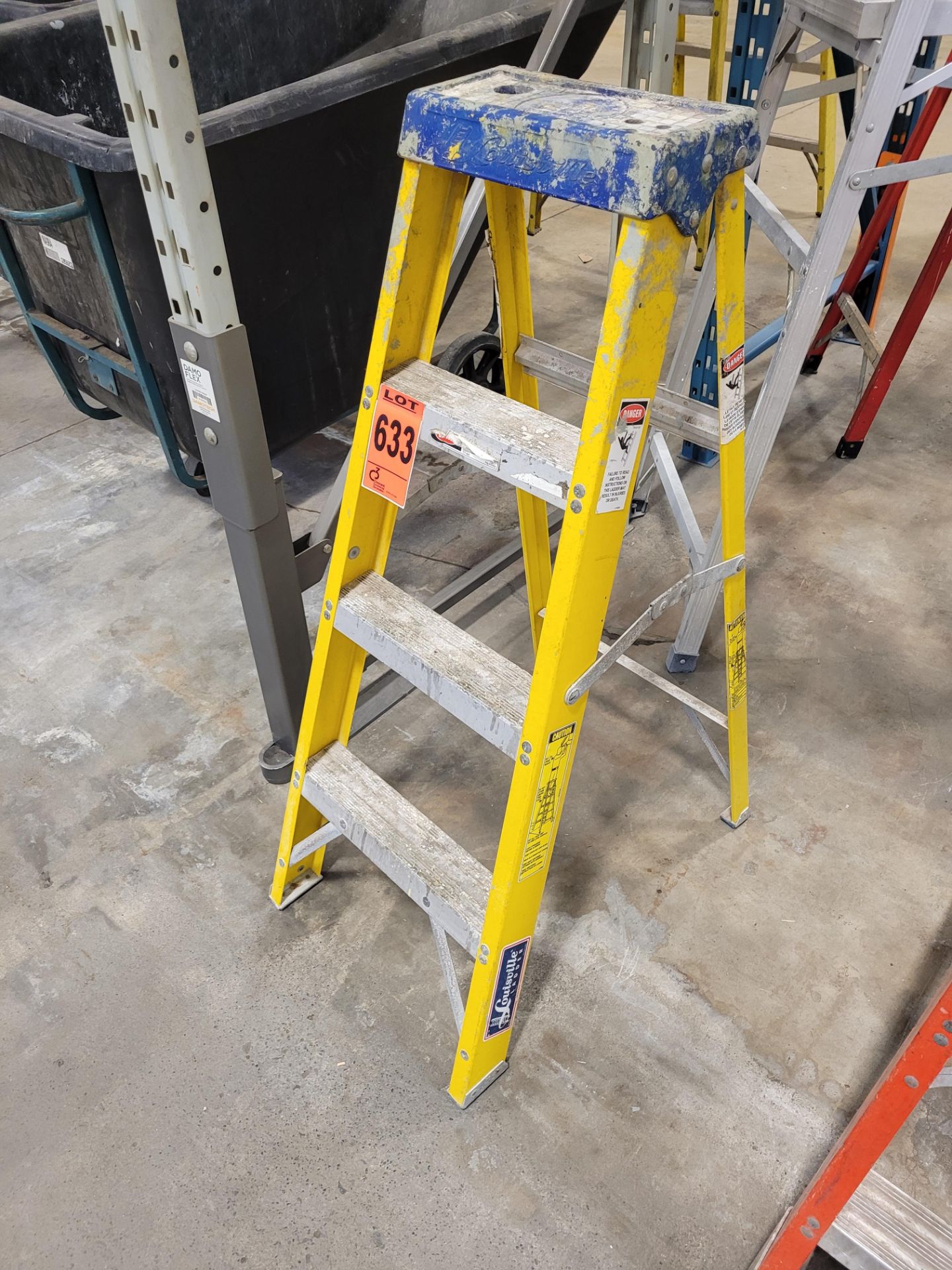 LOUISVILLE 4' fibreglass step ladder - Image 2 of 4