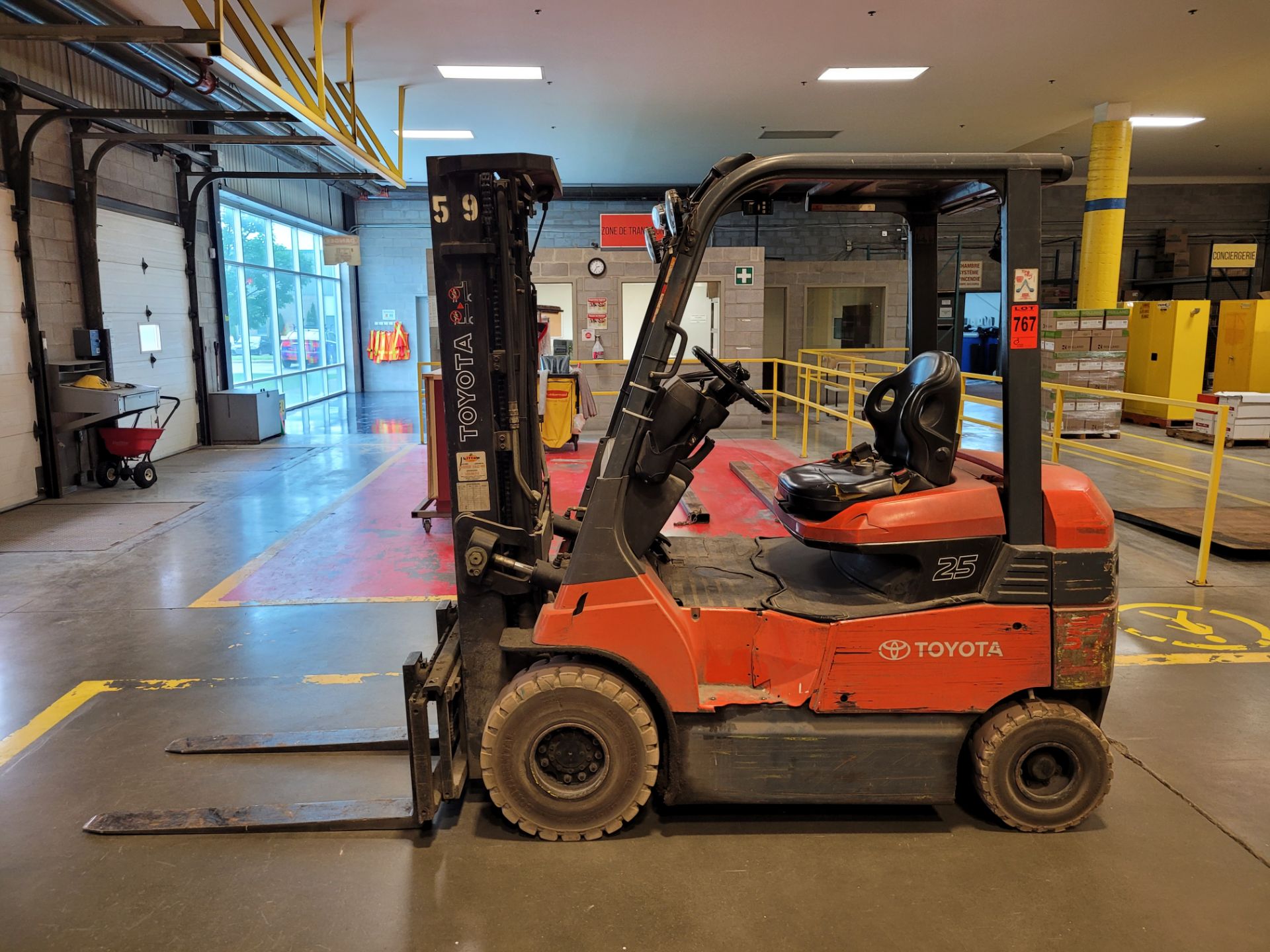 TOYOTA mod. 7FBH25 electric forklift, 3-stage mast, 3800lb cap, 15' lift height, 4000hrs