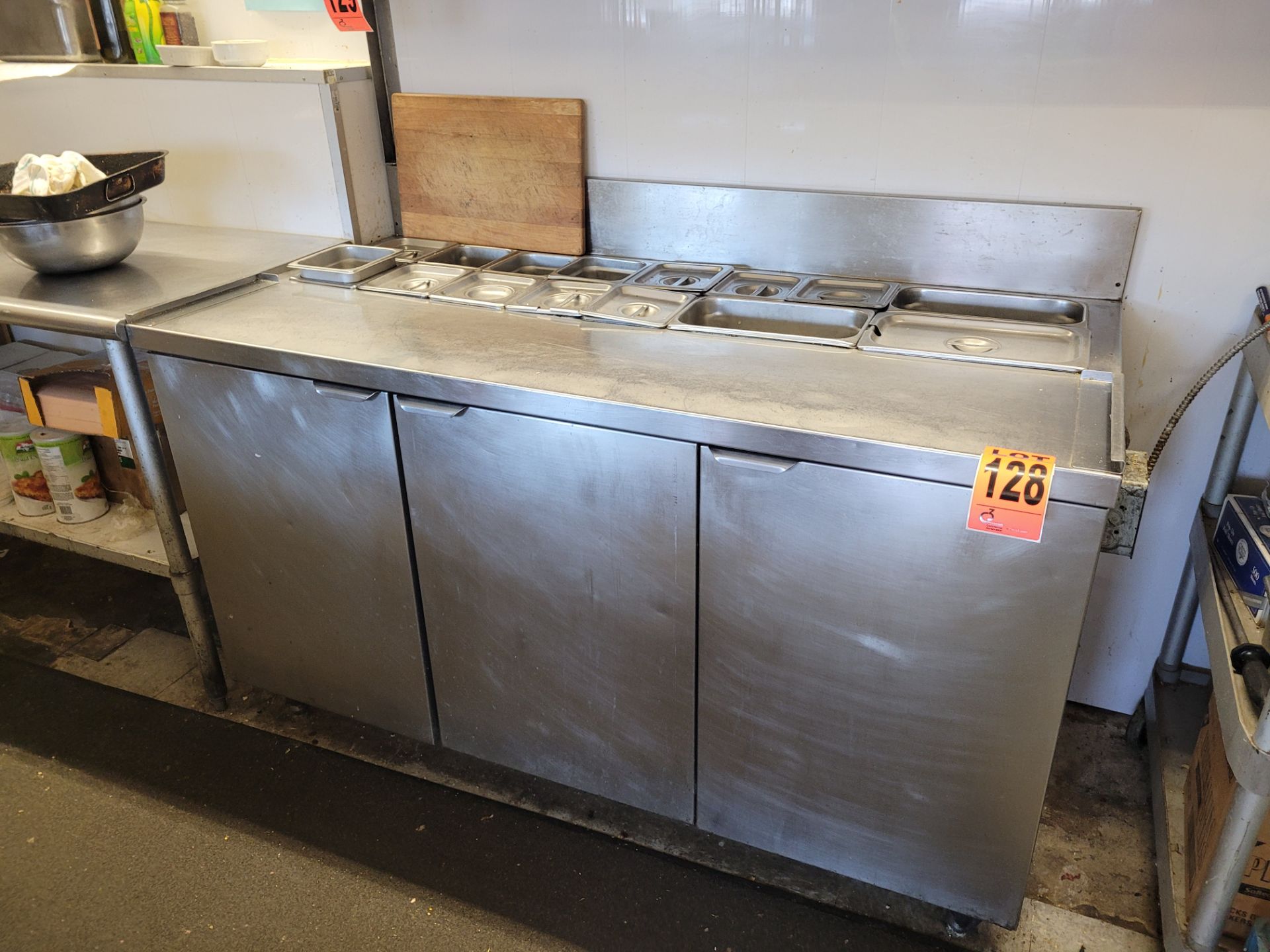 Refrigerated Prep Table in stainless steel, 16 tray slots / Table de préparation réfrigérée en inox