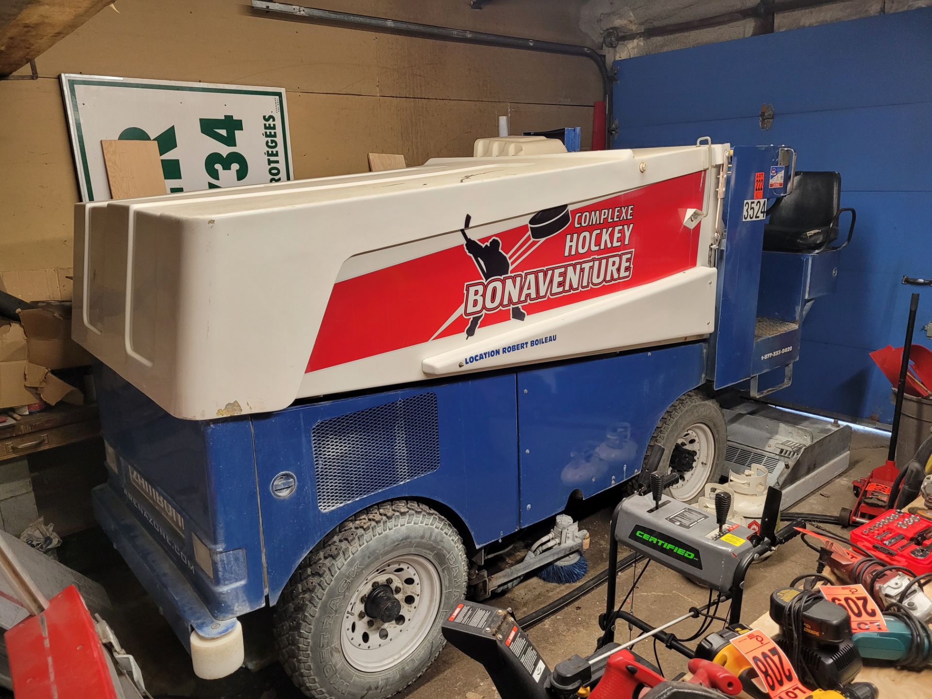 ZAMBONI Ice Resurfacer mod. 520, ser. 3524, propane power - mfg. Frank J. Zamboni & Co. Ltd. Fully f - Image 2 of 36