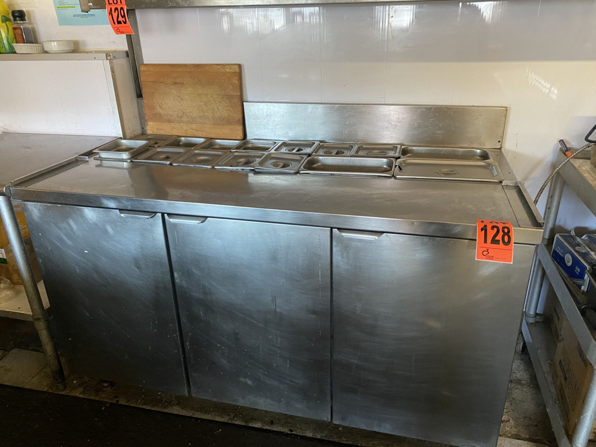 Refrigerated Prep Table in stainless steel, 16 tray slots / Table de préparation réfrigérée en inox - Image 2 of 2