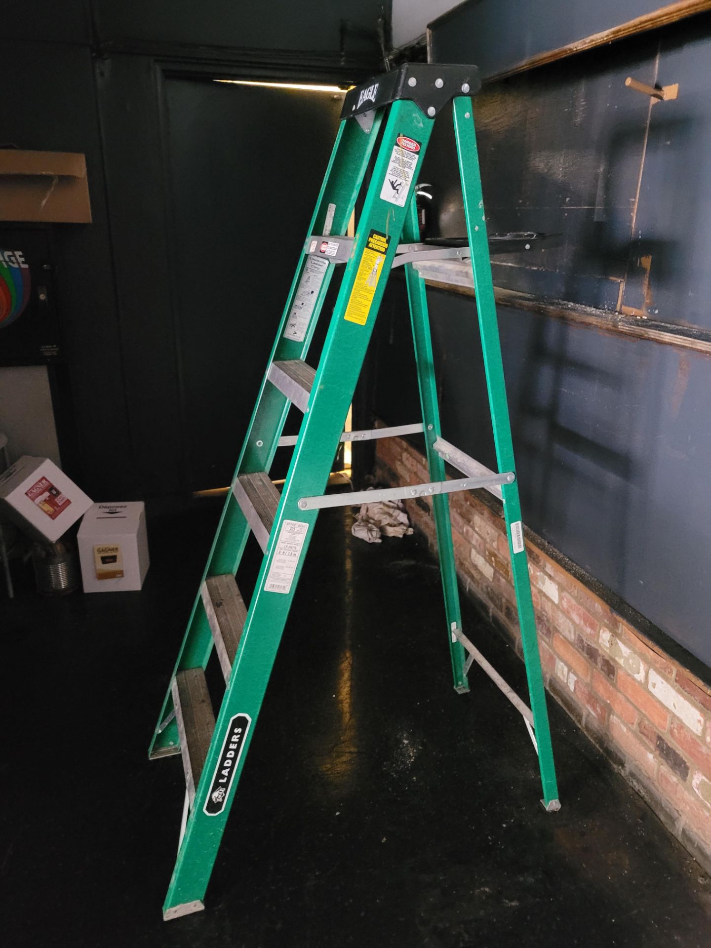 Louisville Stepladder - Type II 225-lb Load Capacity - 6-ft Fibreglass