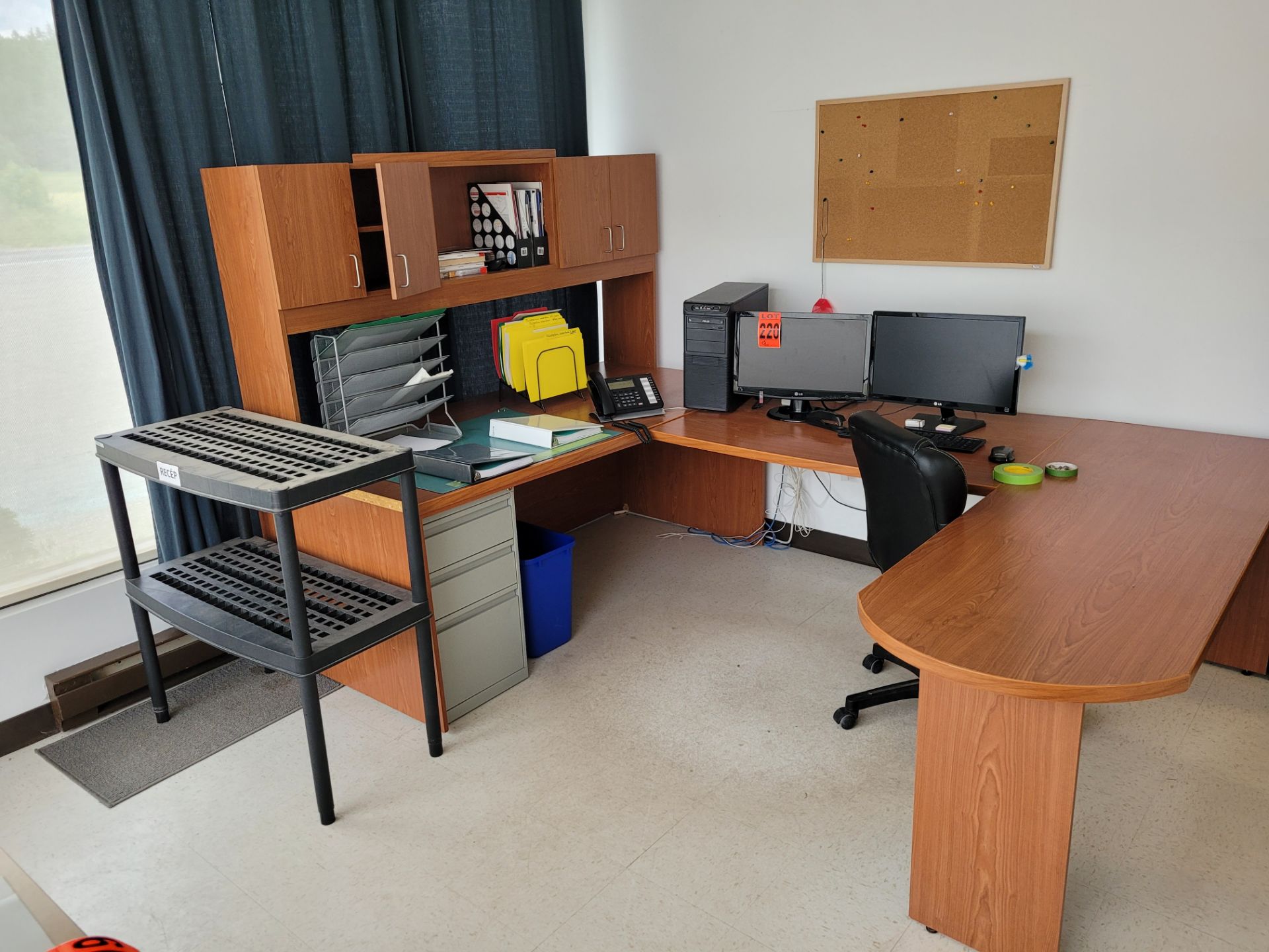Lot of office furniture incl. U-shape office desk with credenza, filing cabinet, chair, table, shelf
