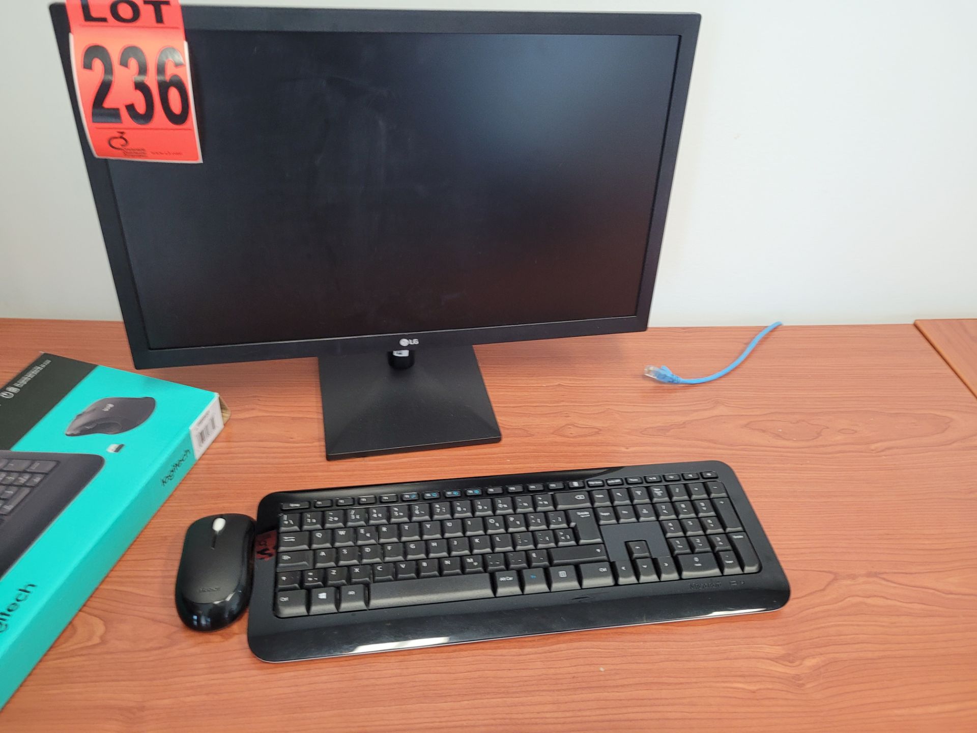 nearly-new THINKCENTRE Core i5 PC M70C MT (2) LG Monitors, LOGITECH MK545 wireless keyboard / mouse - Image 2 of 8