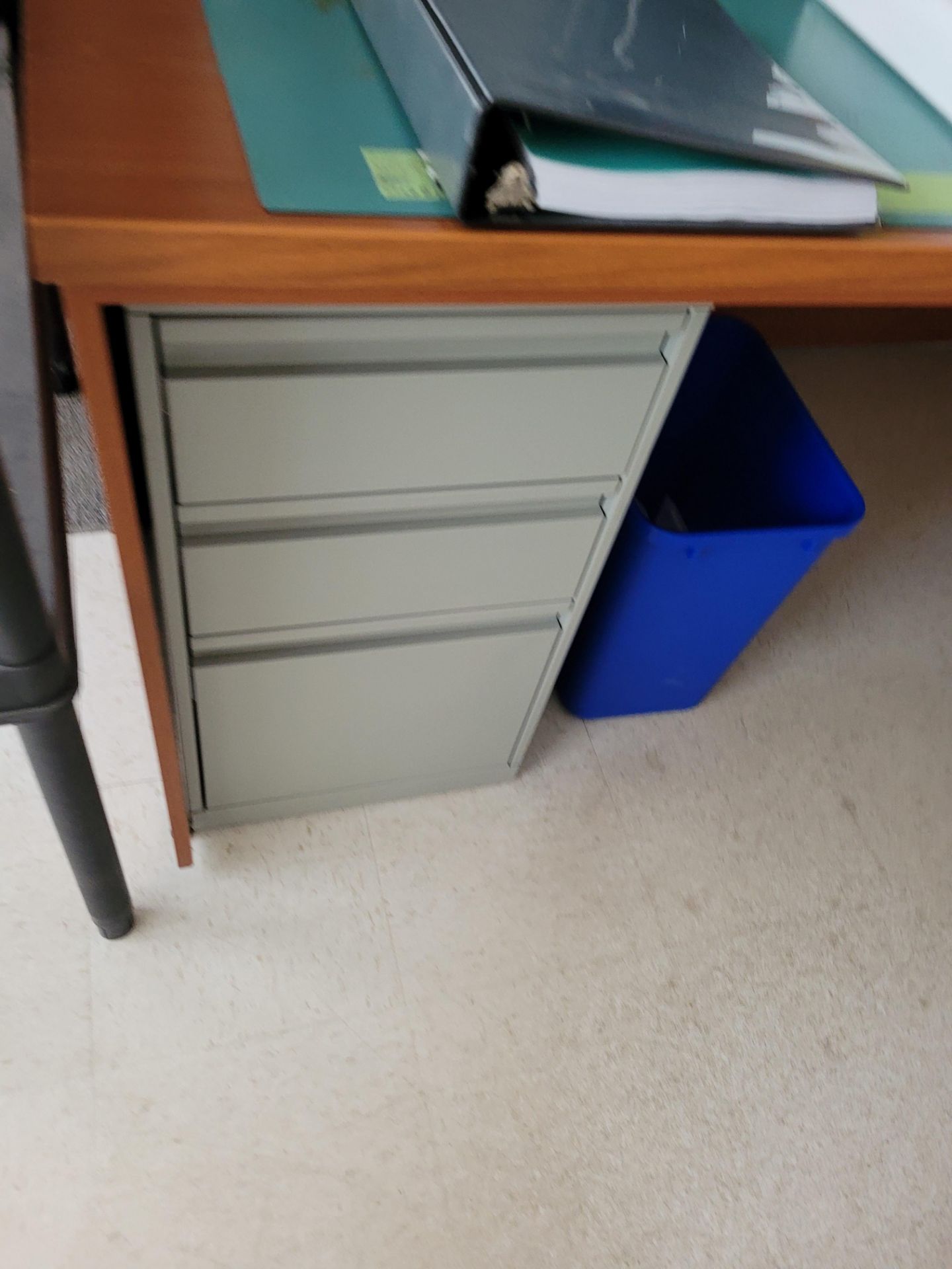 Lot of office furniture incl. U-shape office desk with credenza, filing cabinet, chair, table, shelf - Image 6 of 7