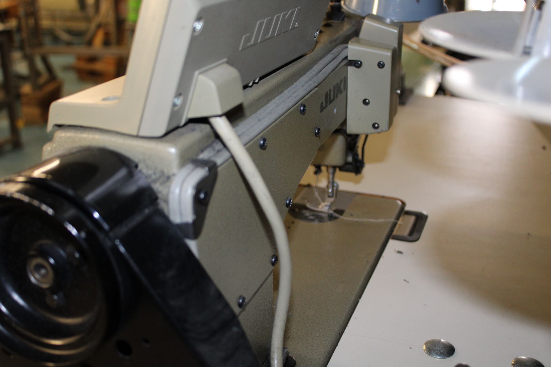 JUKI mod. DDL-5550-6, SC-220, industrial sewing machine, 110V, P/T/FOOT LIFT, Stand Up + air scissor - Image 4 of 5