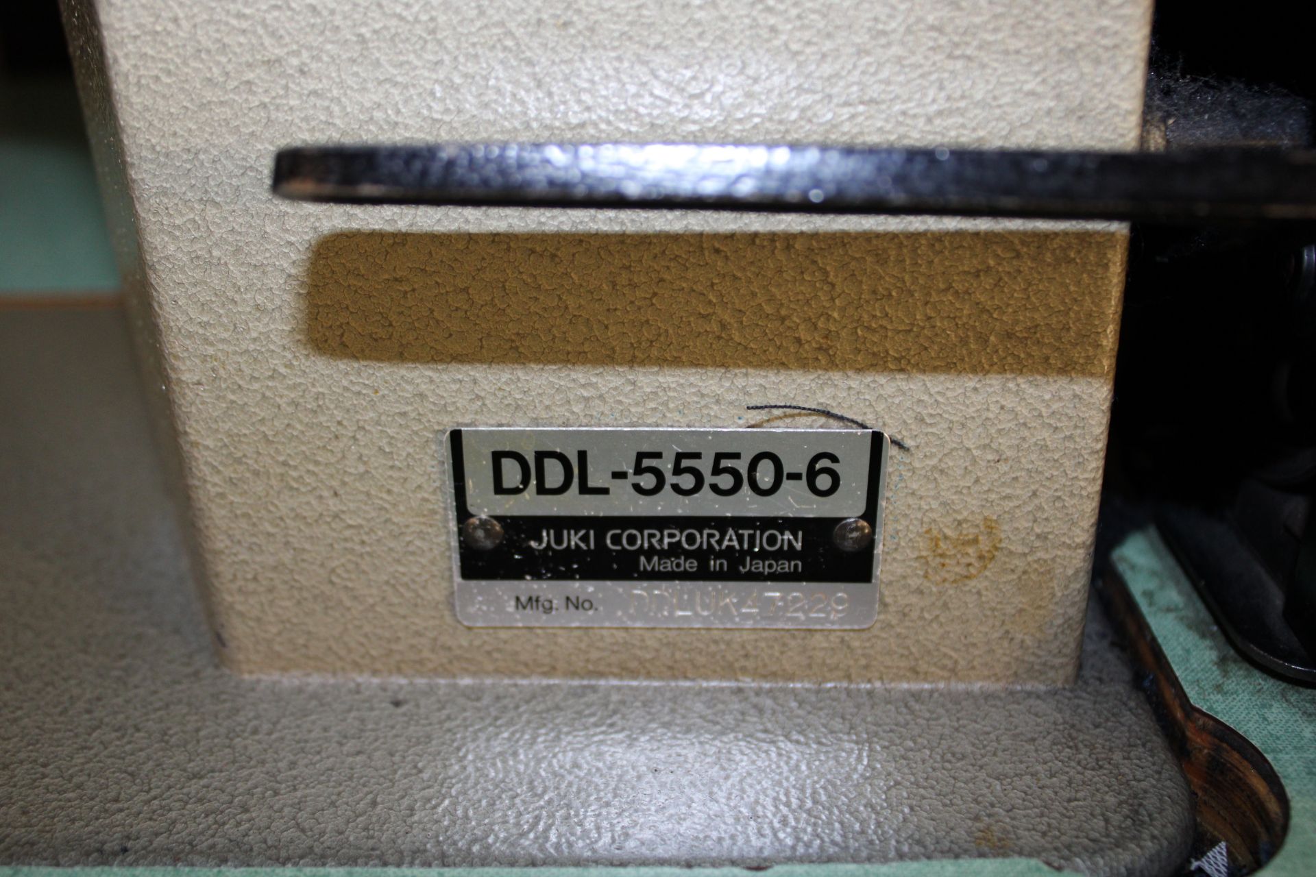 JUKI mod. DDL-5550-6, SC-220, industrial sewing machine, 110V, P/T/FOOT LIFT, Stand Up - Image 2 of 5