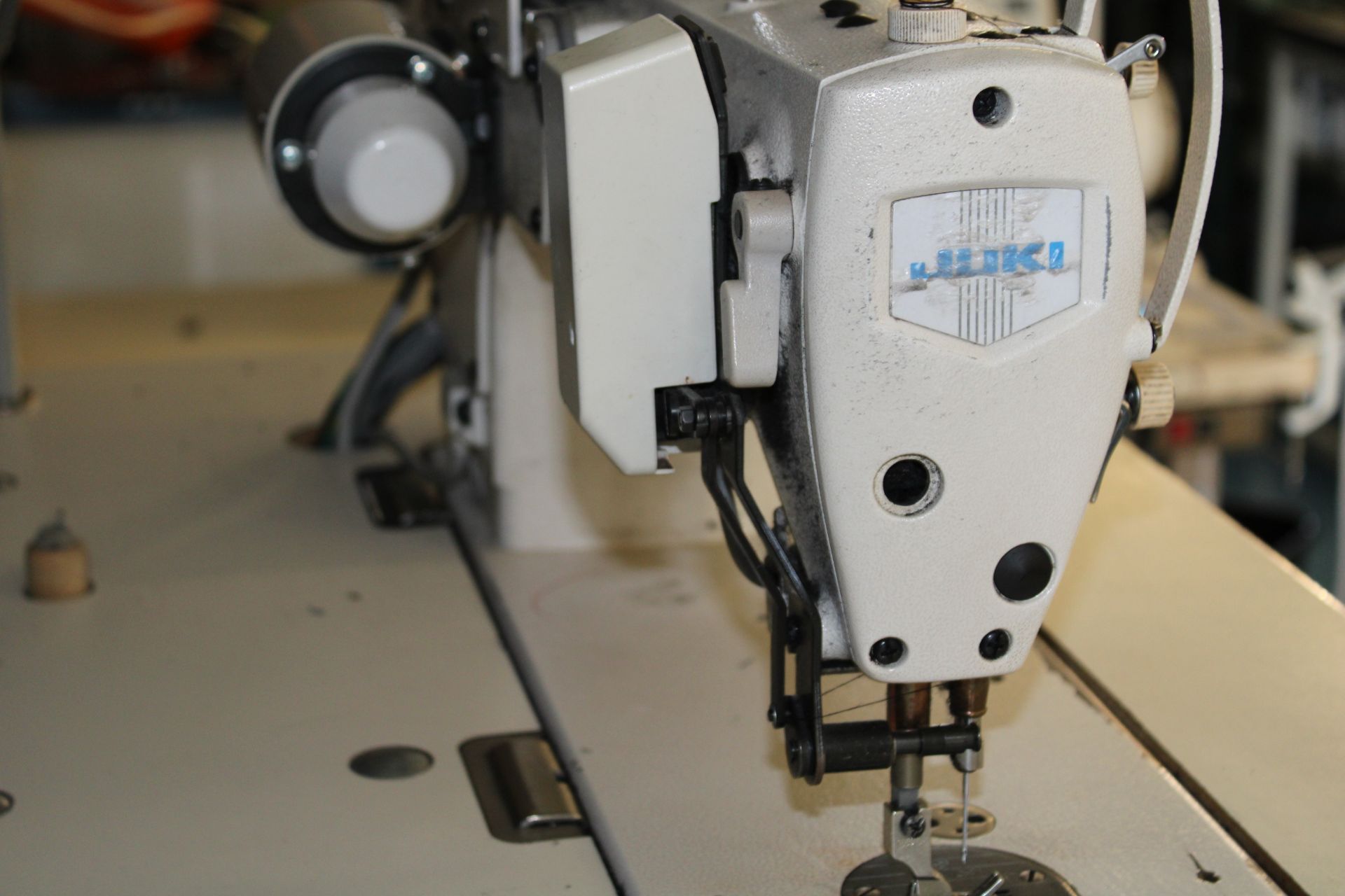 JUKI mod. DDL-9000SS industrial sewing machine, P/T/FOOT LIFT, 110V, stand Up - Image 4 of 5