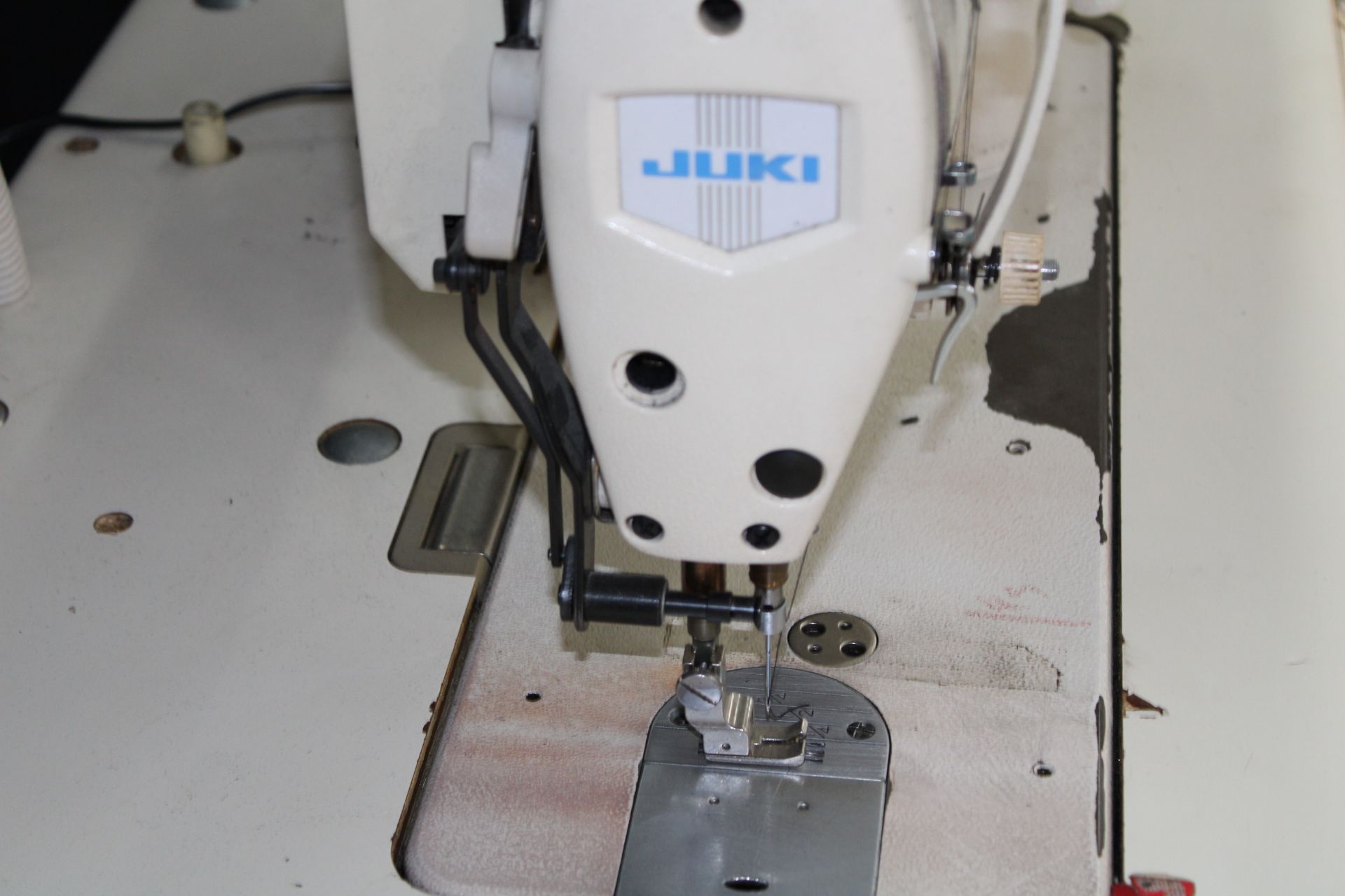 JUKI mod. DDL-9000SS industrial sewing machine, P/T/FOOT LIFT, 110V, stand Up - Image 5 of 5