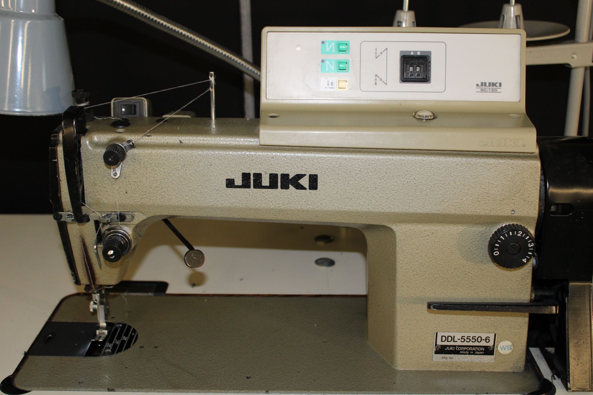 JUKI mod. DDL-5550-6, SC-220, industrial sewing machine, 110V, P/T/FOOT LIFT, Stand Up + air scissor - Image 3 of 5