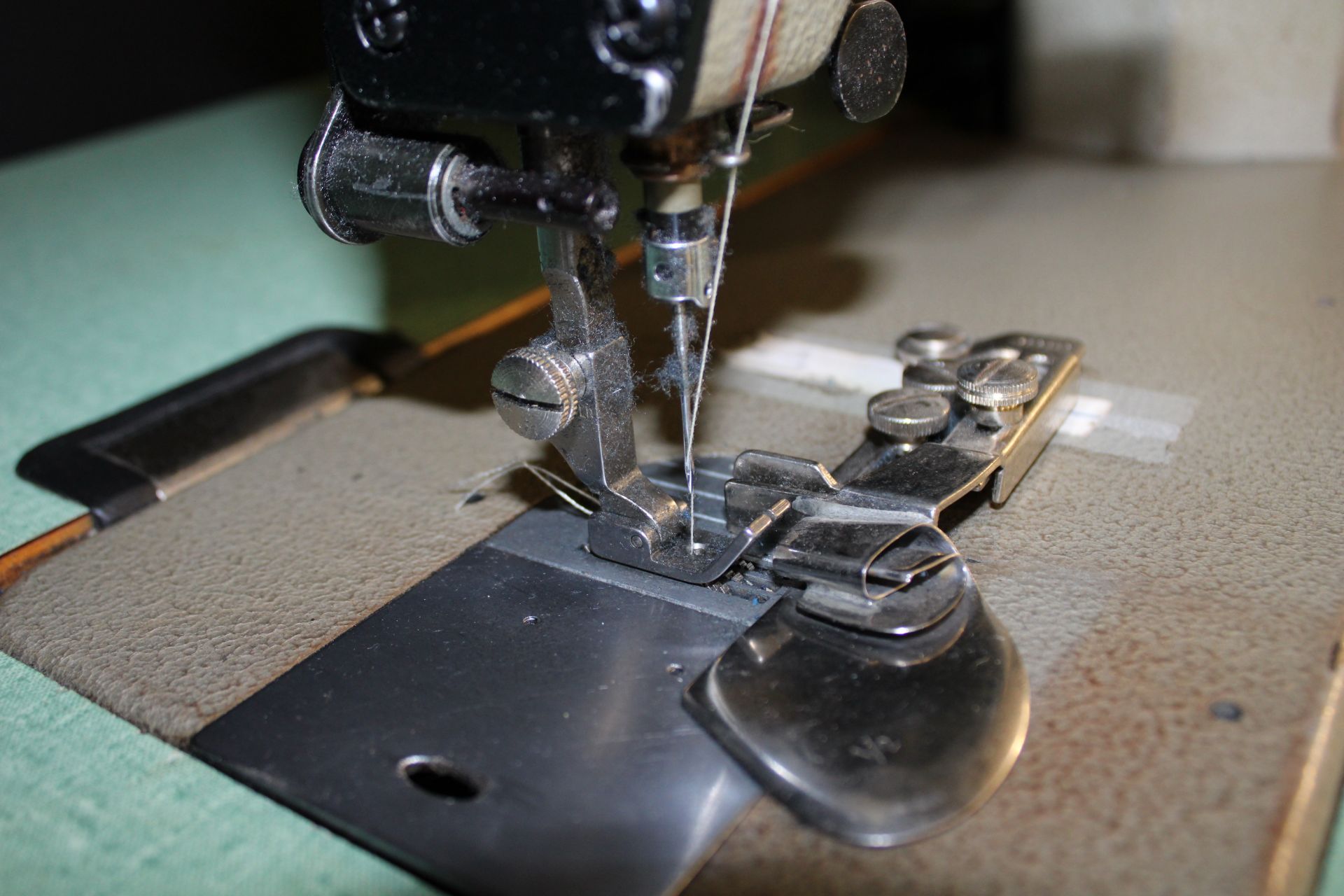JUKI mod. DDL-5550-6, SC-220 industrial sewing machine, 110 V, P/T/FOOT LIFT - Image 4 of 5
