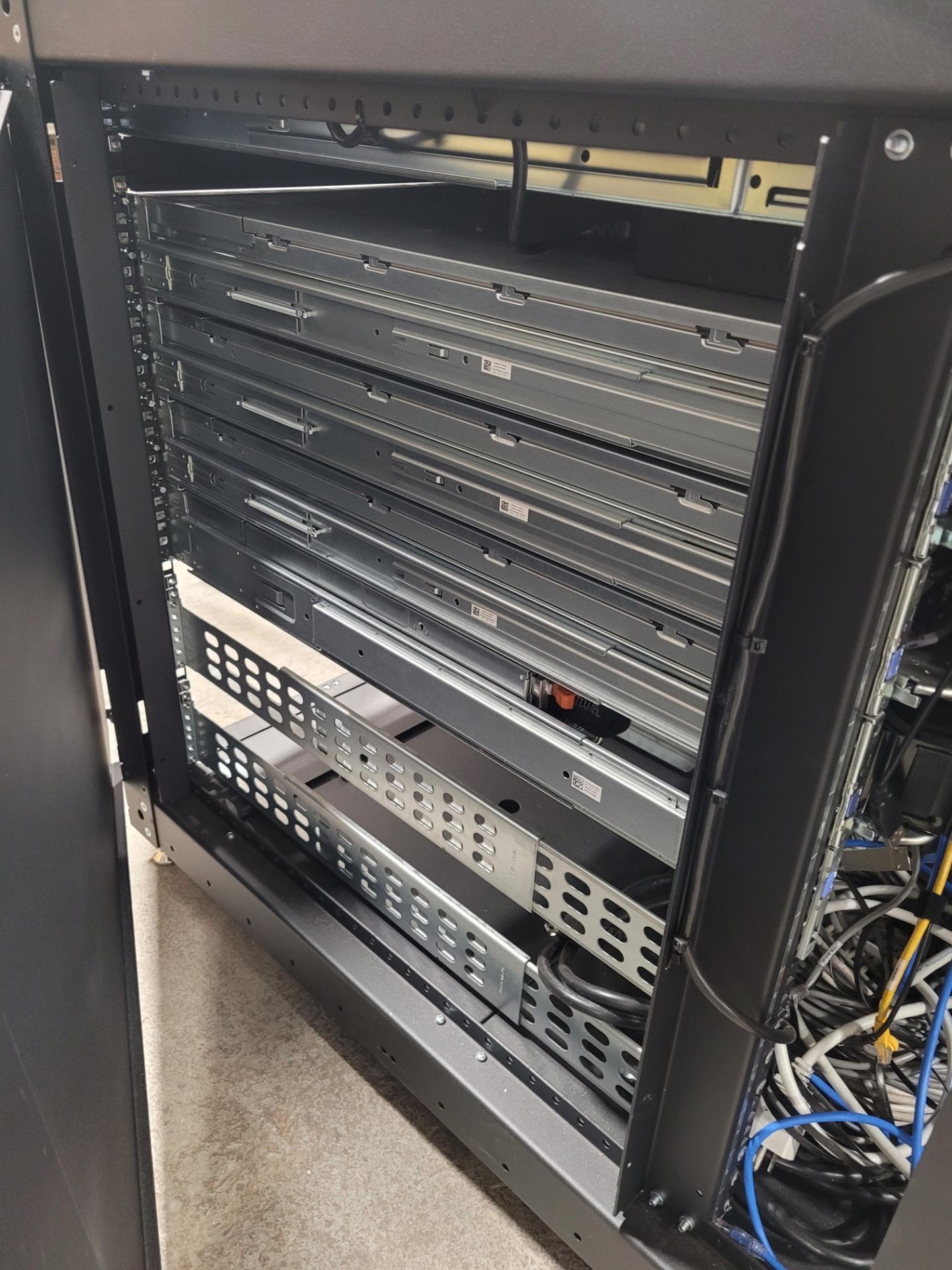 DELL PowerVault Server with Integrated DELL mod. KMMLED185 laptop display, housed in RACK SOLUTIONS - Image 6 of 23