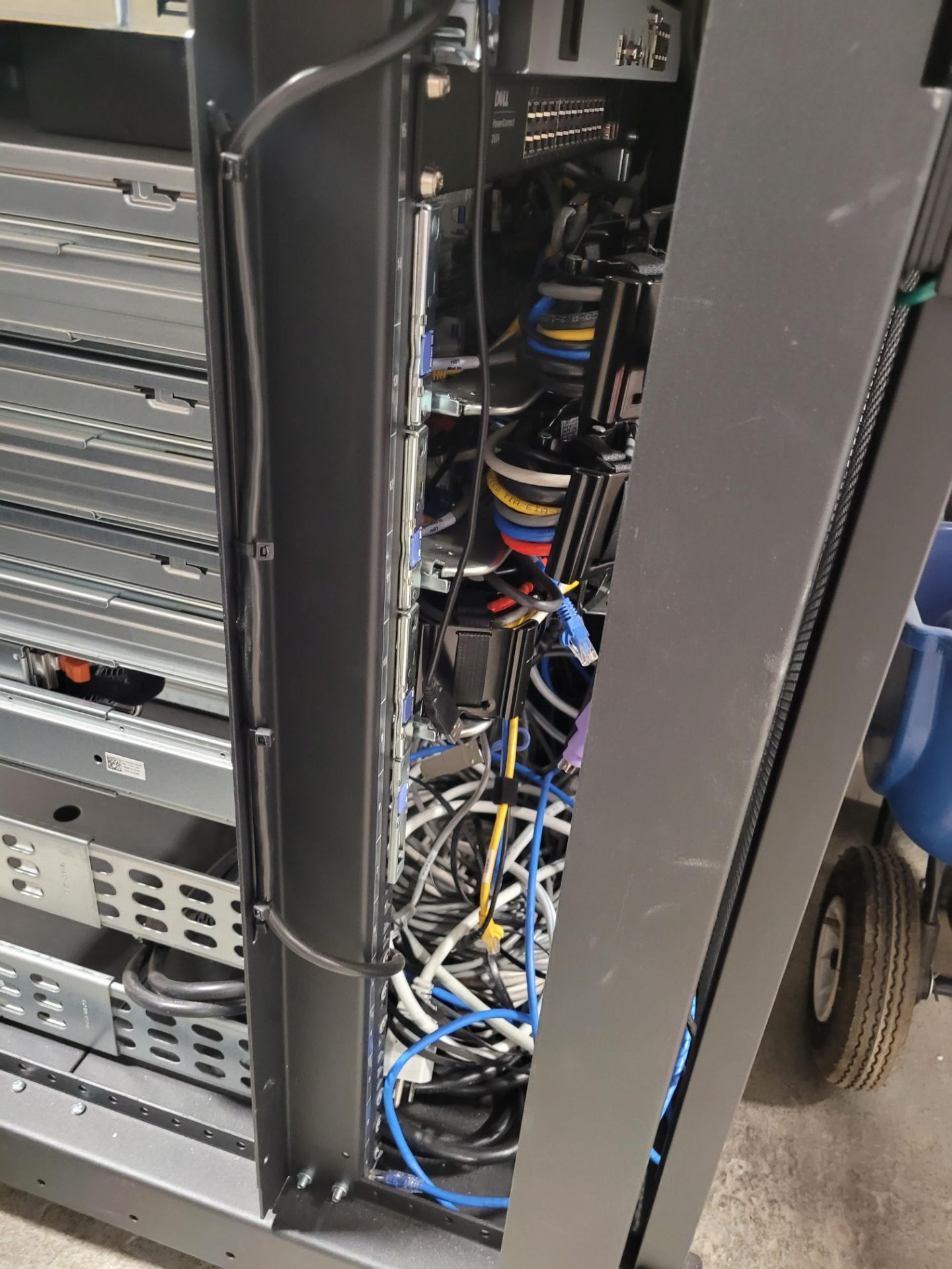 DELL PowerVault Server with Integrated DELL mod. KMMLED185 laptop display, housed in RACK SOLUTIONS - Image 7 of 23