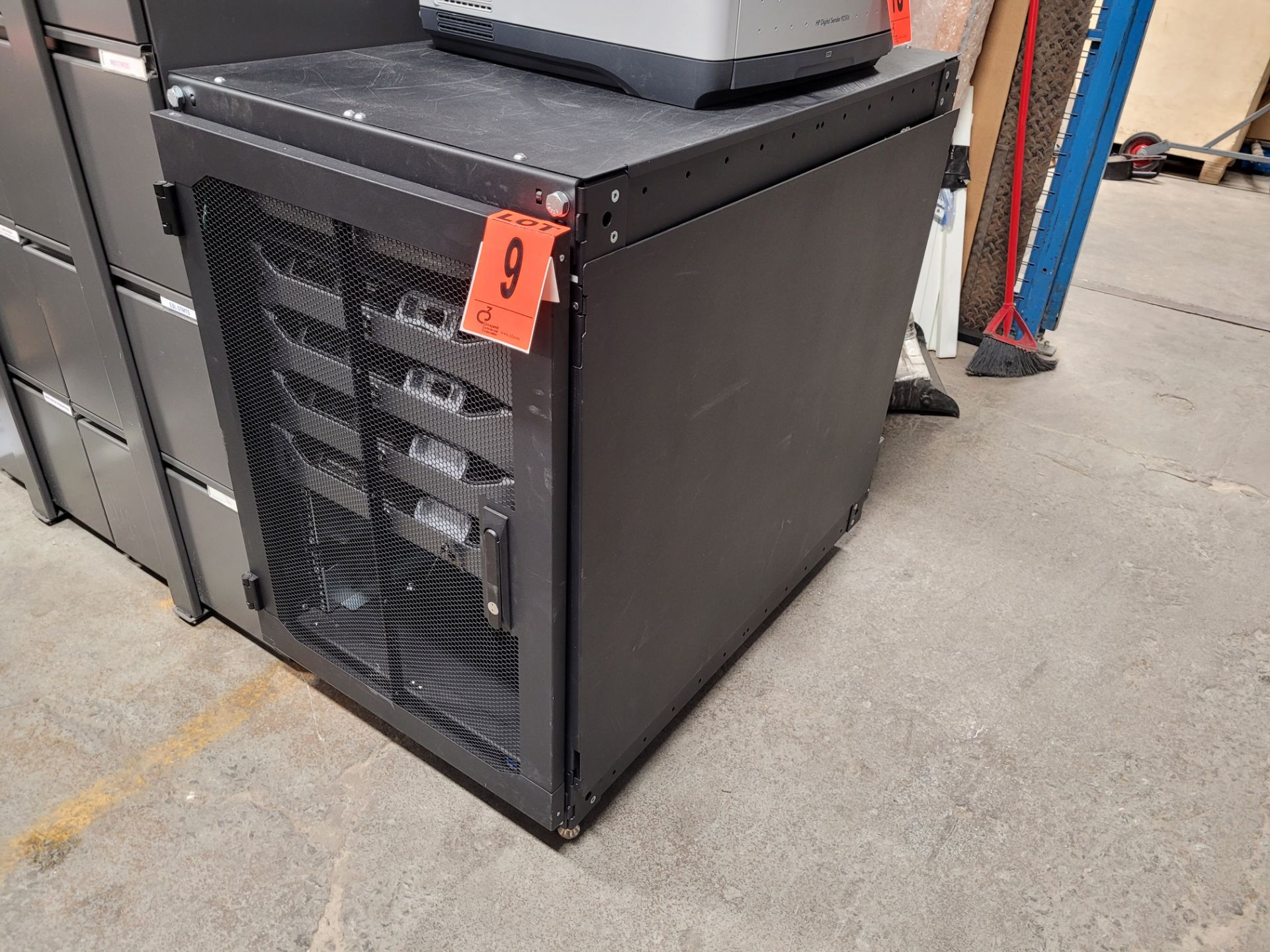 DELL PowerVault Server with Integrated DELL mod. KMMLED185 laptop display, housed in RACK SOLUTIONS