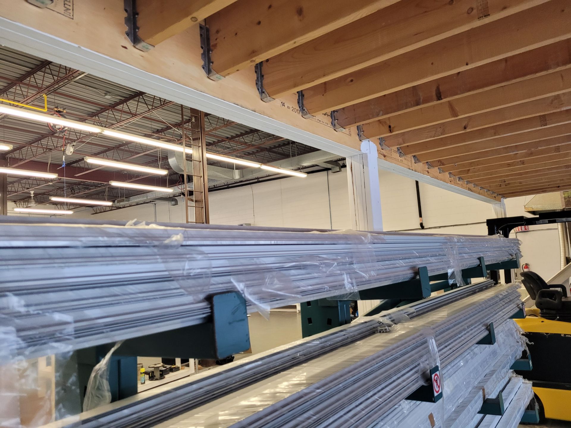Lot of aluminum extrusions, (20) units total, ~20' L, ~170kg total weight - Image 3 of 3
