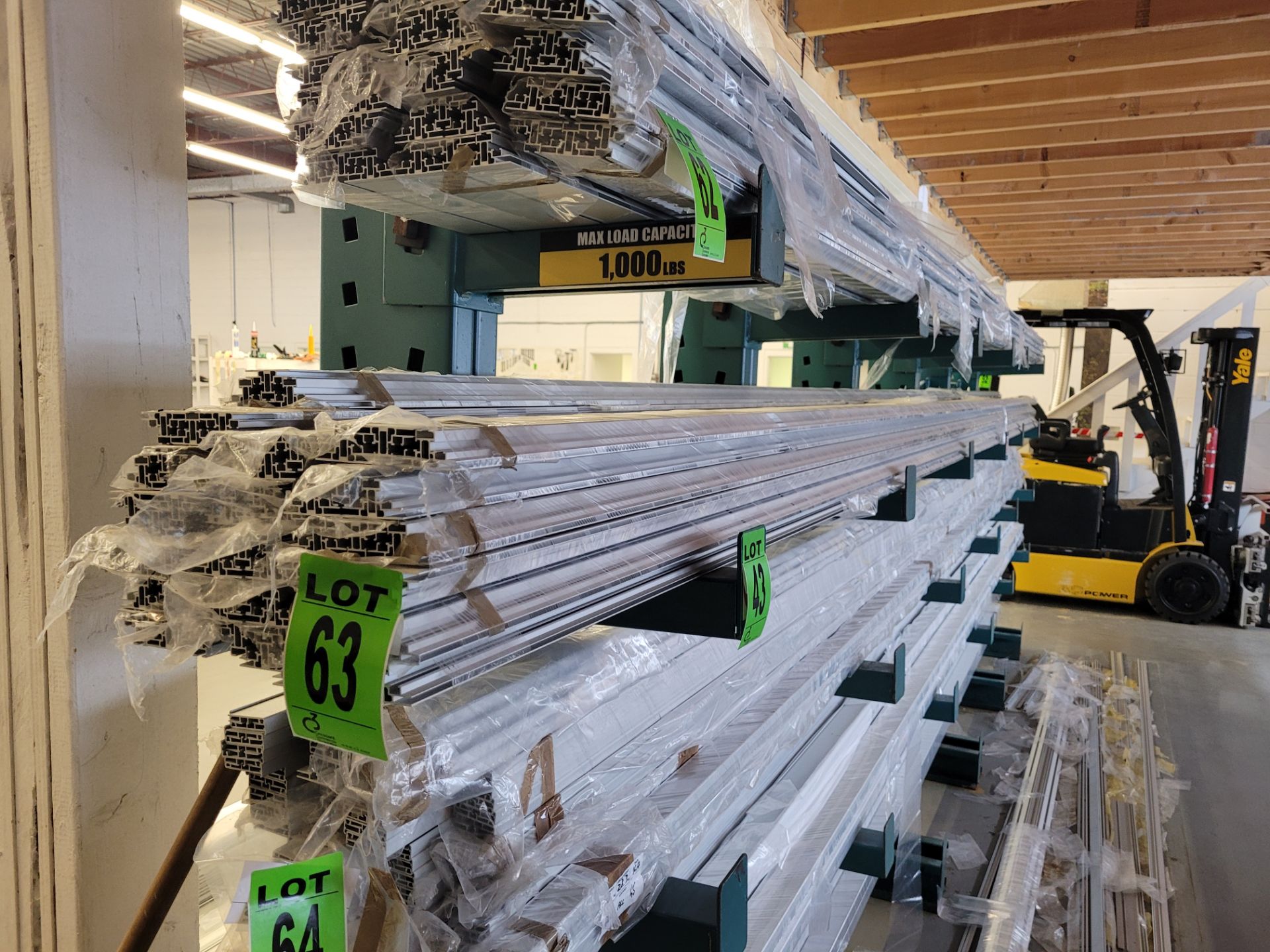 Lot of aluminum extrusions, (18) units total, ~20' L, ~155kg total weight - Image 3 of 4