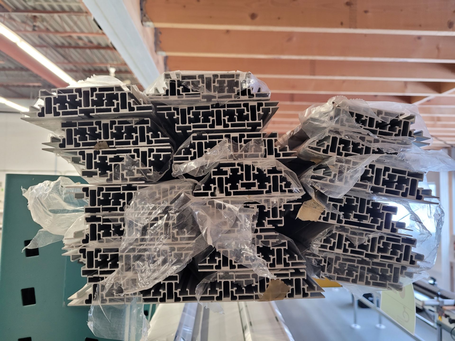 Lot of aluminum extrusions, (20) units total, ~20' L, ~170kg total weight - Image 2 of 3