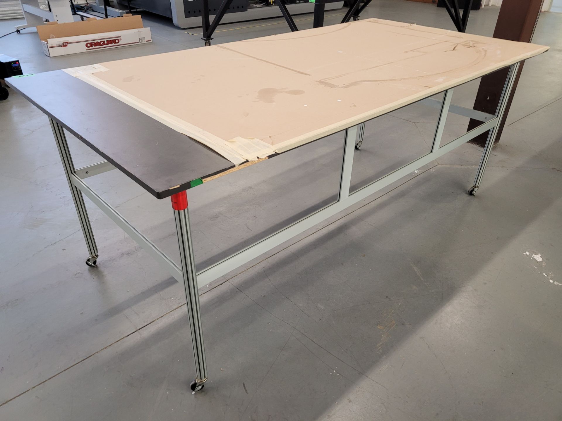 Worktable on aluminum frame, melamine top, on casters - Image 2 of 2